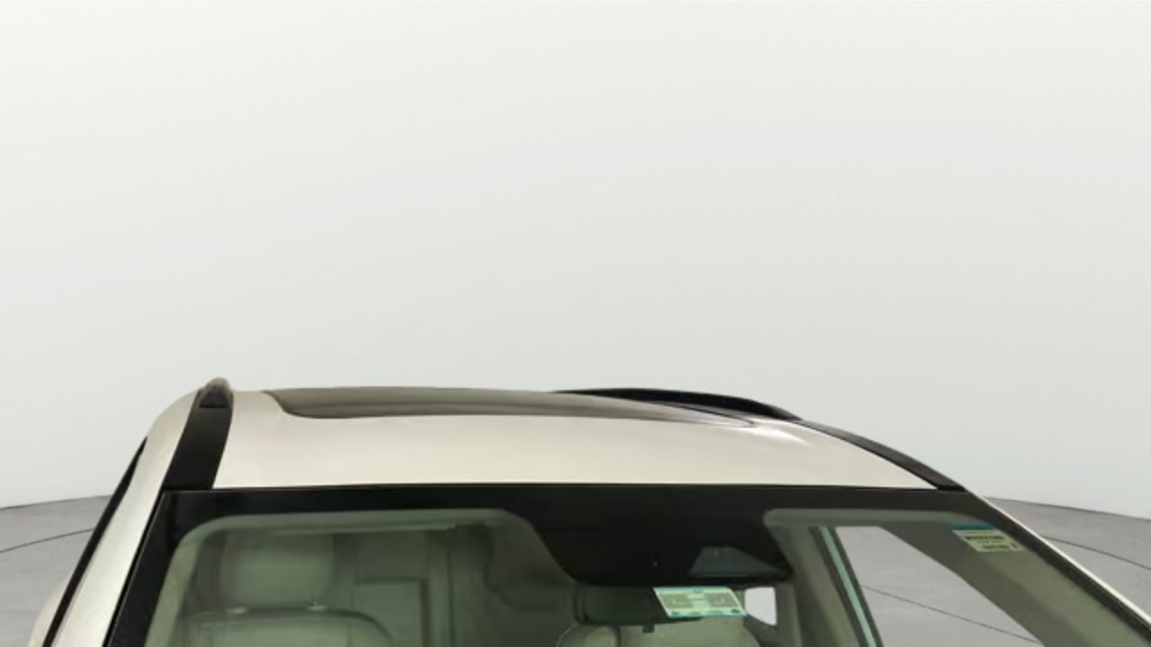 View 2022 Mahindra XUV700 MX Petrol 5 STR Image 5 Used 2022 Mahindra XUV700 MX Petrol 5 STR Image 5