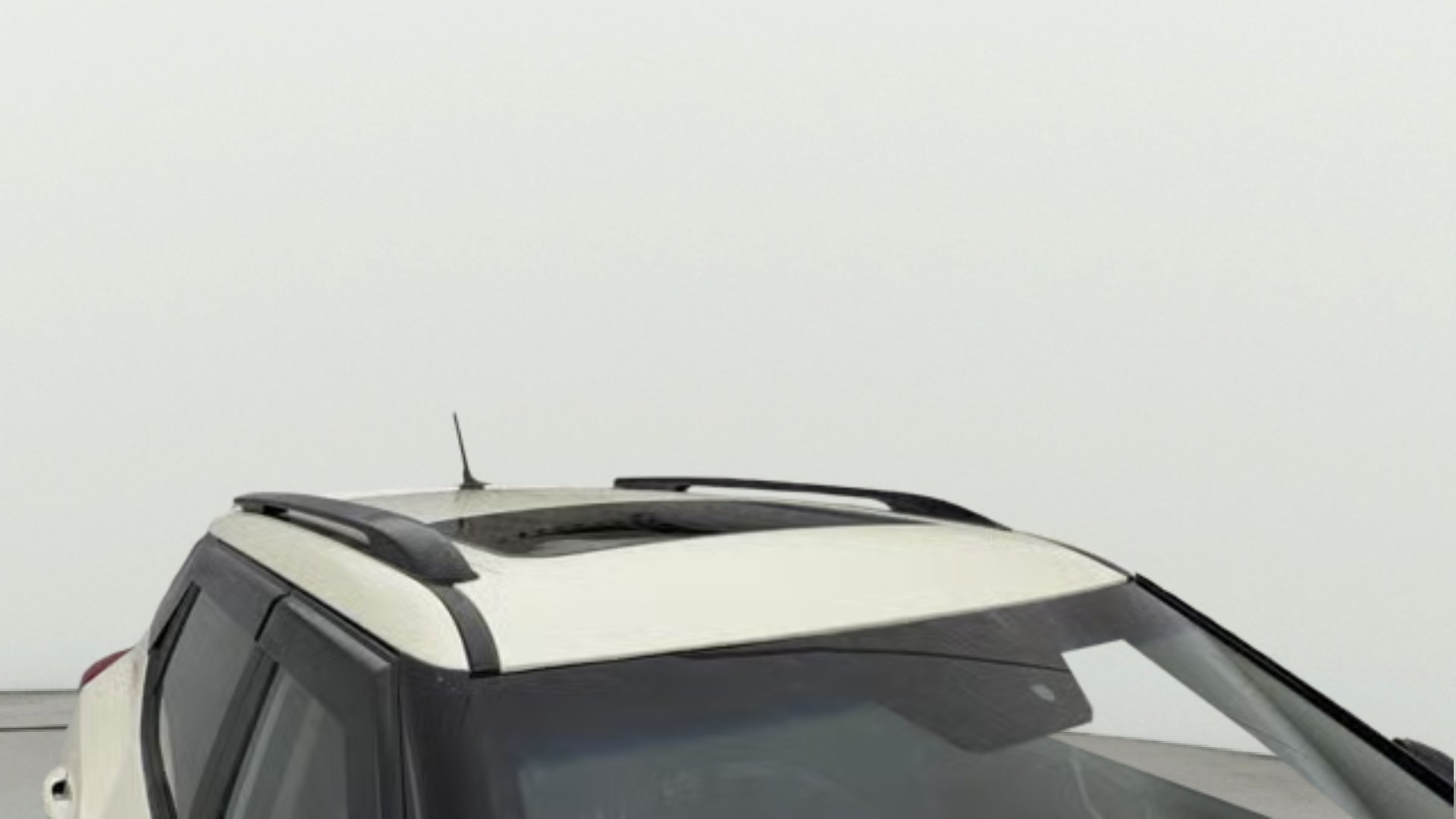View 2022 Mahindra XUV300 W4 Petrol BS IV Image 6 Used 2022 Mahindra XUV300 W4 Petrol BS IV Image 6
