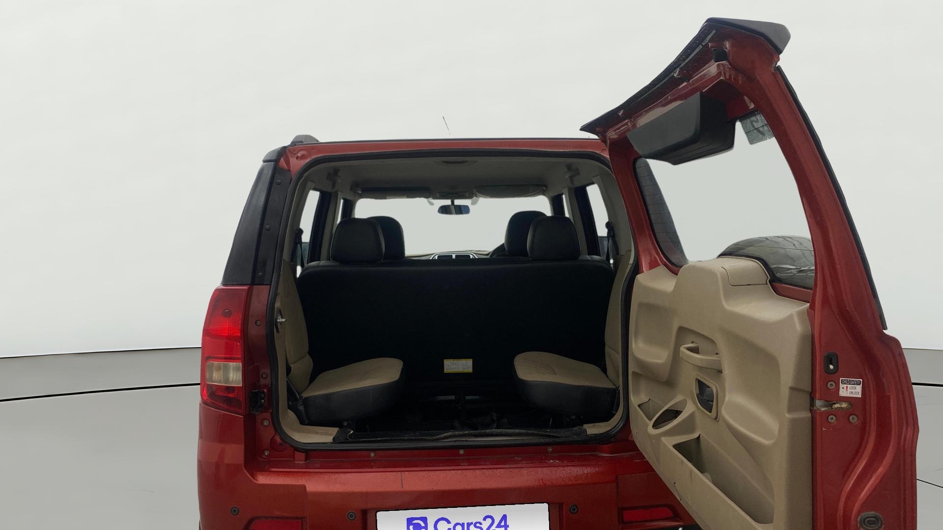 View 2019 Mahindra TUV300 T10 100HP Dual Tone Image 37 Used 2019 Mahindra TUV300 T10 100HP Dual Tone Image 37