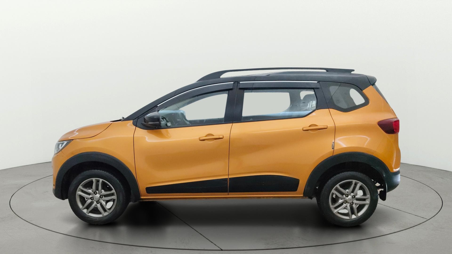 View 2024 Renault Triber RXZ AMT Image 5 Used 2024 Renault Triber RXZ AMT Image 5