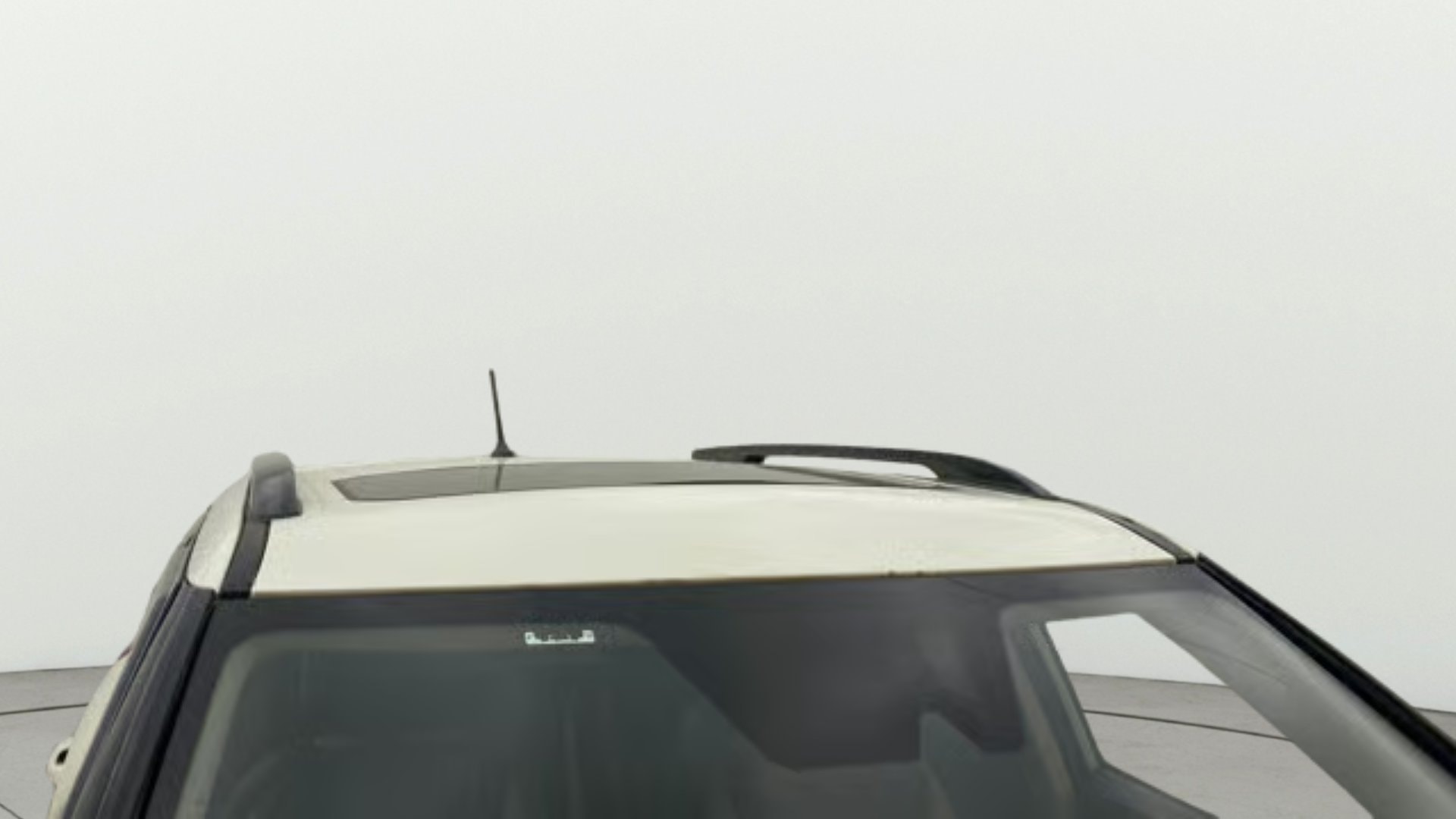 View 2022 Mahindra XUV300 W4 Petrol BS IV Image 6 Used 2022 Mahindra XUV300 W4 Petrol BS IV Image 6