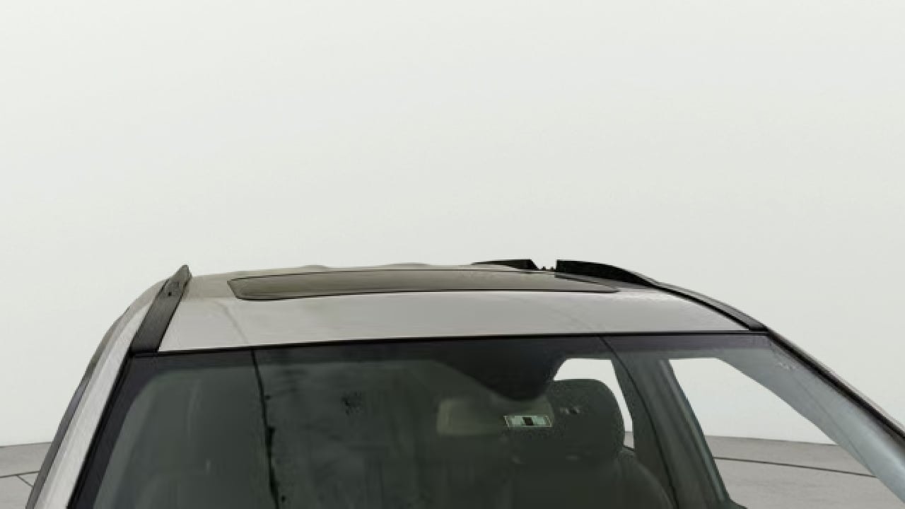 View 2017 Mahindra XUV500 W10 FWD Image 6 Used 2017 Mahindra XUV500 W10 FWD Image 6