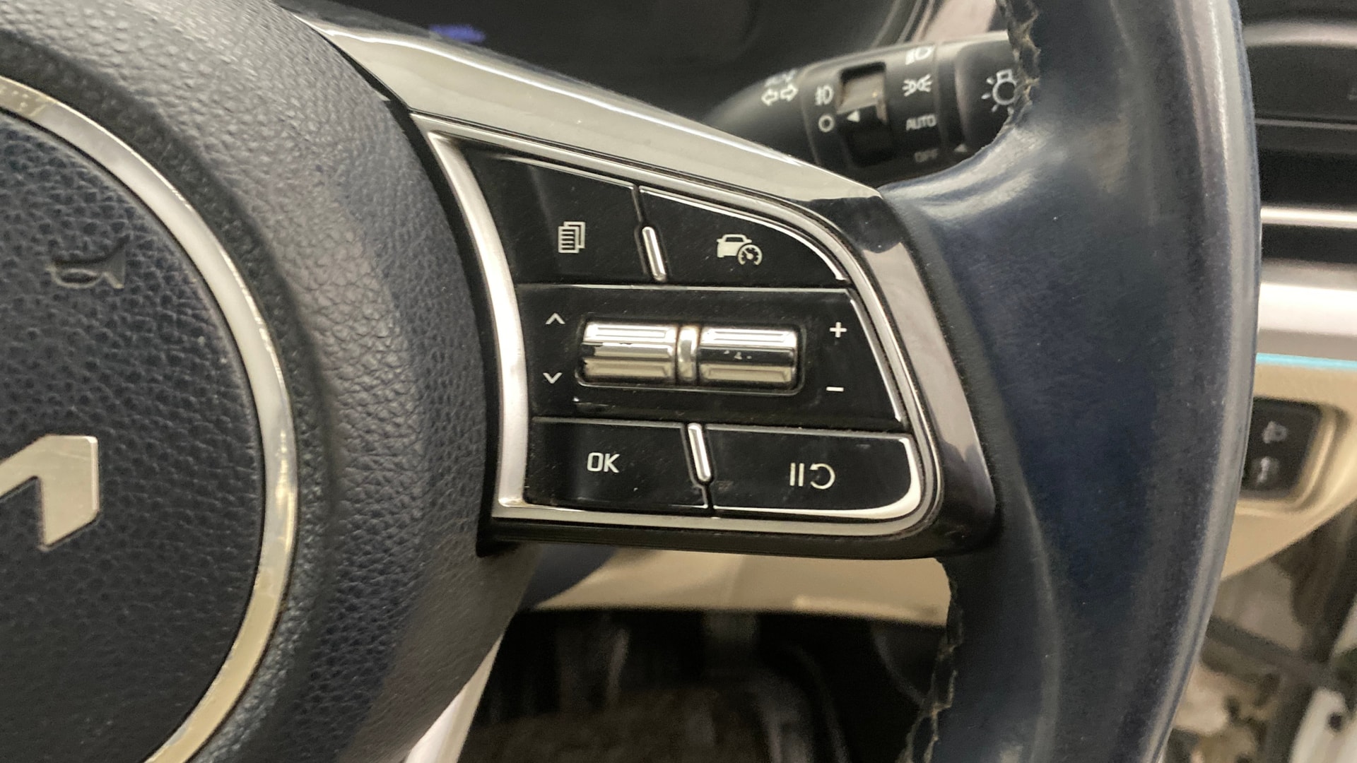 View 2022 Kia Carens Luxury Plus 1.5 Diesel 7 STR Image 3 Used 2022 Kia Carens Luxury Plus 1.5 Diesel 7 STR Image 3