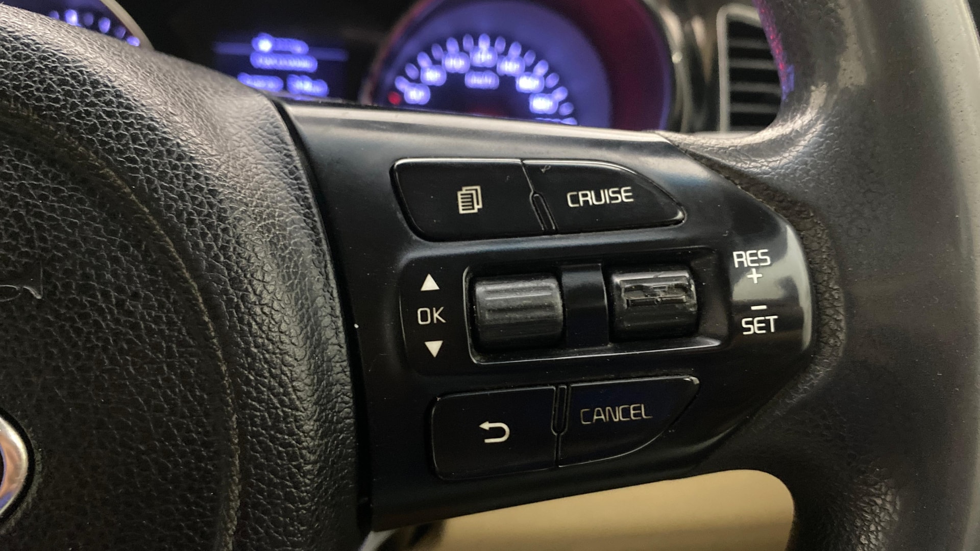 View 2022 Kia Carnival Premium 7 STR Image 3 Used 2022 Kia Carnival Premium 7 STR Image 3