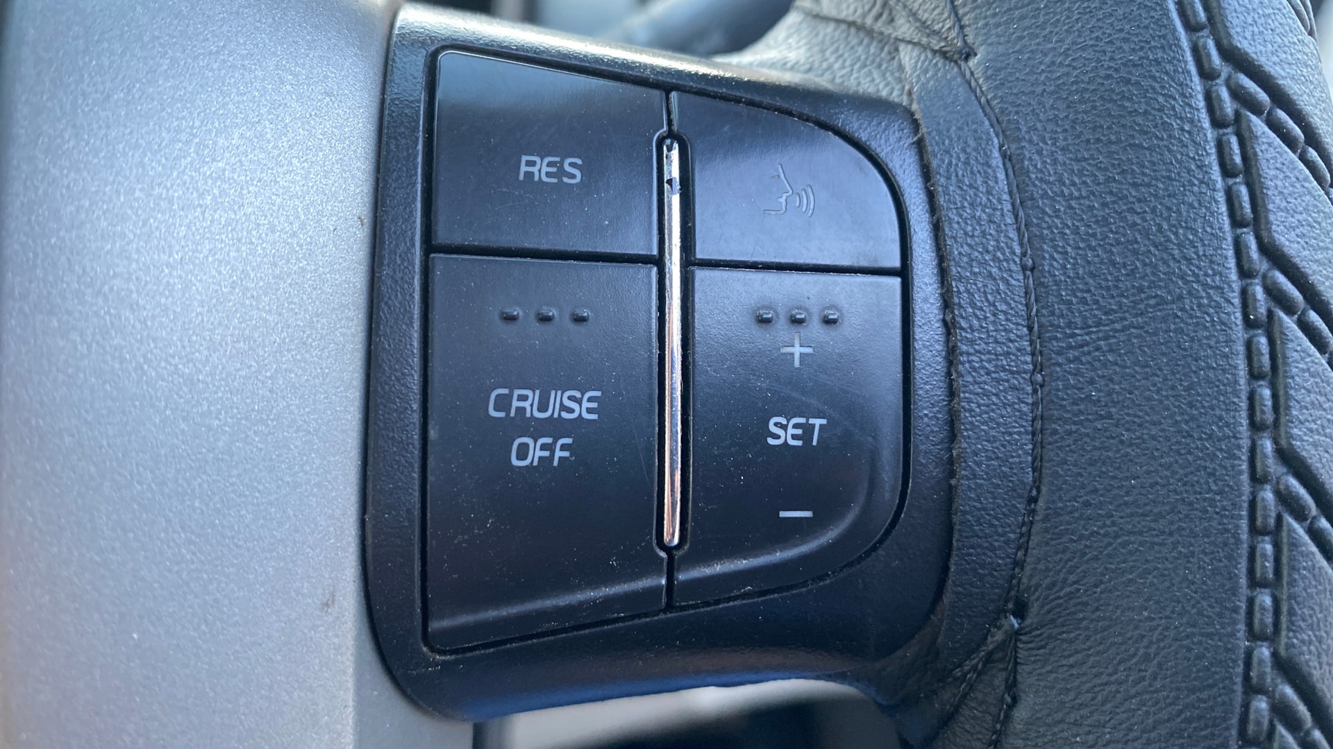 View 2018 Mahindra XUV500 G AT Image 3 Used 2018 Mahindra XUV500 G AT Image 3