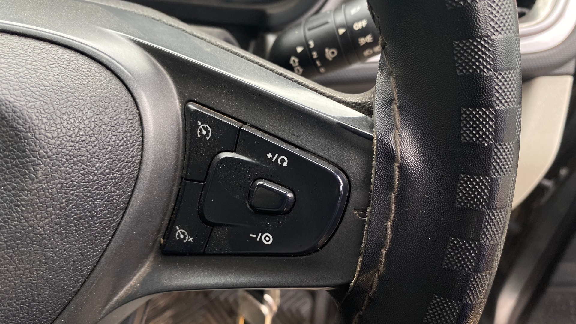 View 2023 Tata Altroz XZ Petrol Image 3 Used 2023 Tata Altroz XZ Petrol Image 3