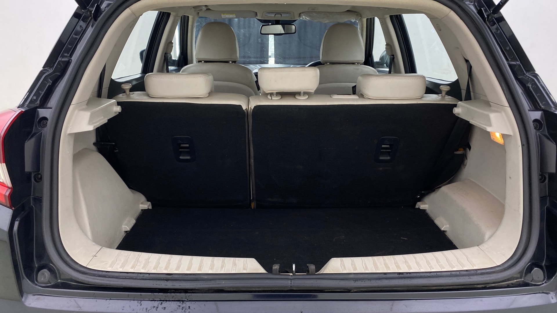 View 2019 Mahindra XUV300 W4 Petrol BS IV Image 7 Used 2019 Mahindra XUV300 W4 Petrol BS IV Image 7