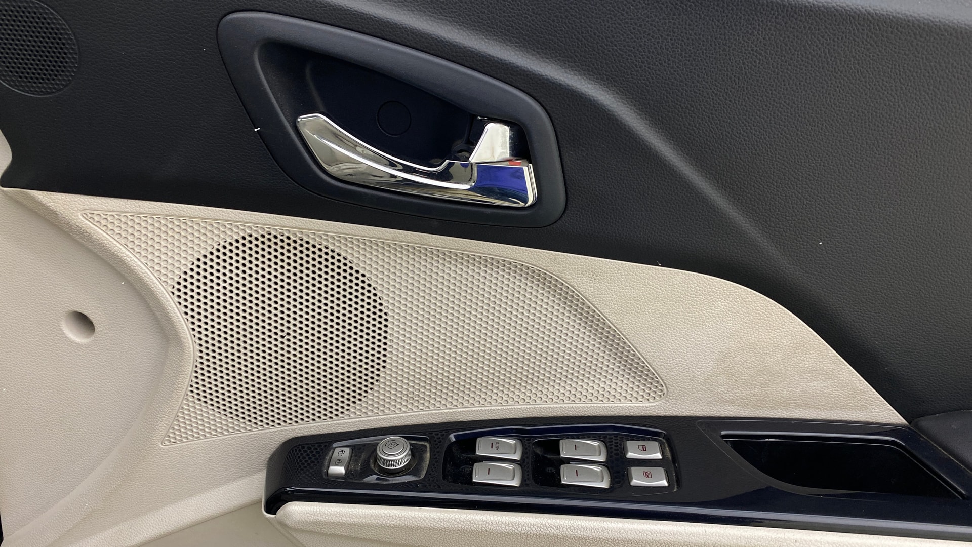 View 2019 Mahindra XUV300 W4 Petrol BS IV Image 40 Used 2019 Mahindra XUV300 W4 Petrol BS IV Image 40