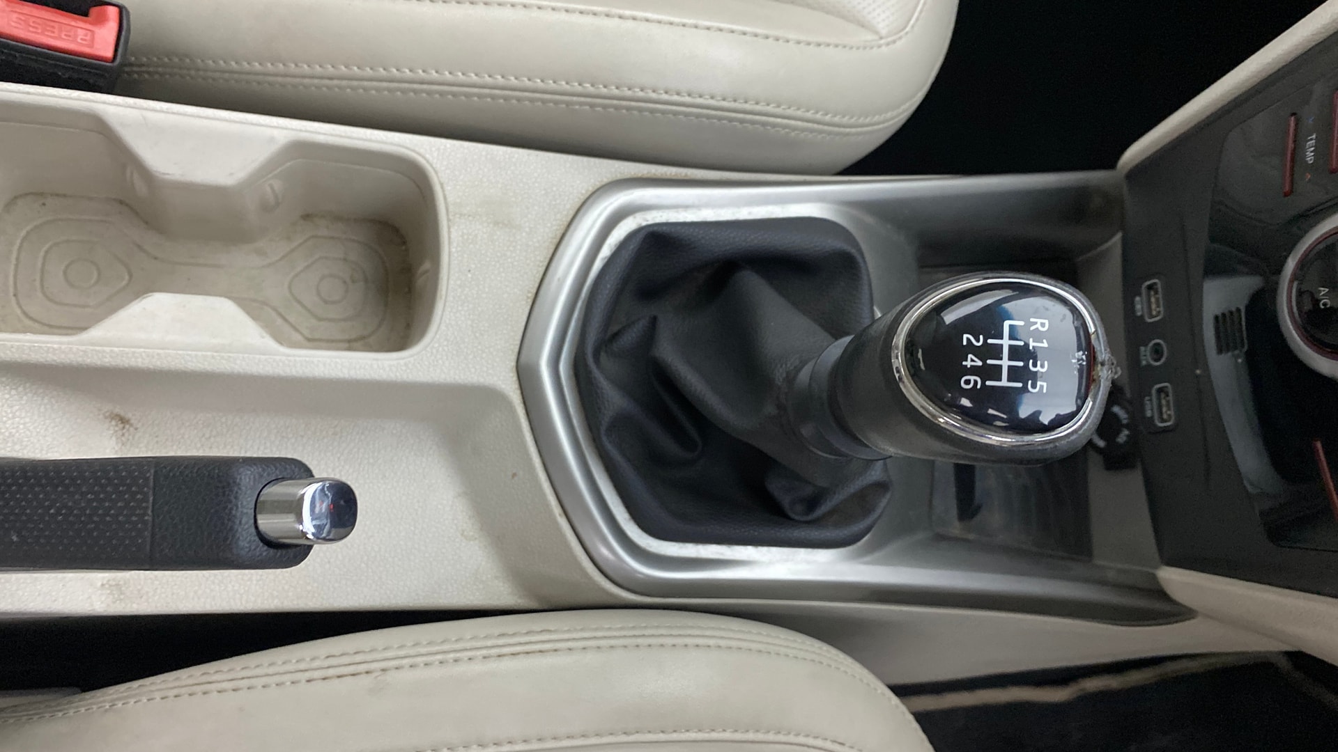 View 2019 Mahindra XUV300 W4 Petrol BS IV Image 43 Used 2019 Mahindra XUV300 W4 Petrol BS IV Image 43
