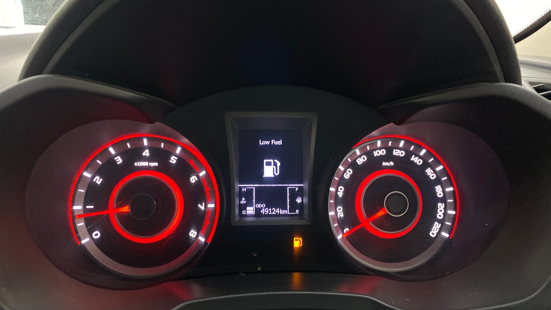 View 2019 Mahindra XUV300 W4 Petrol BS IV Image 21 Used 2019 Mahindra XUV300 W4 Petrol BS IV Image 21