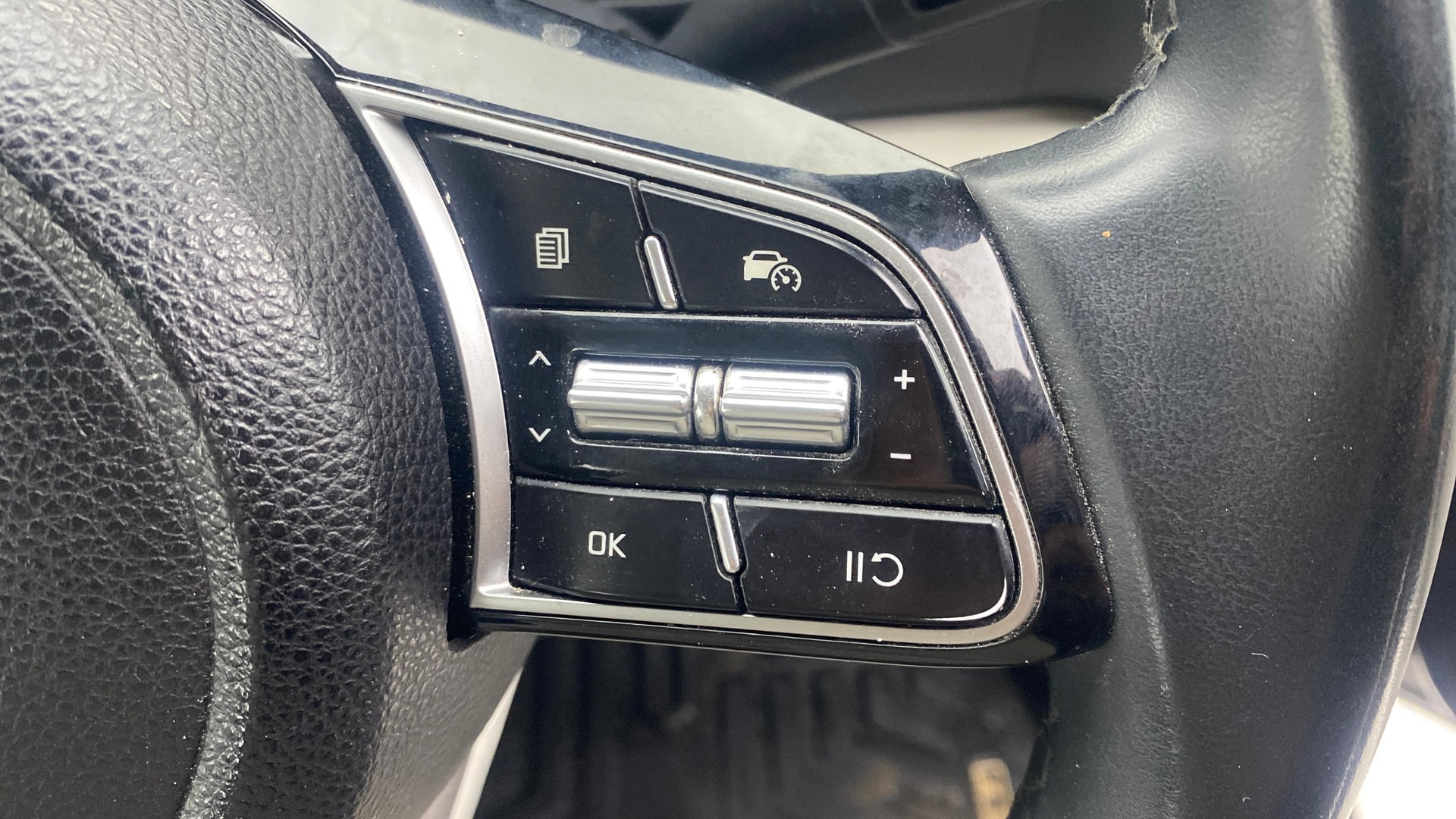 View 2024 Kia Sonet HTE Petrol Image 3 Used 2024 Kia Sonet HTE Petrol Image 3
