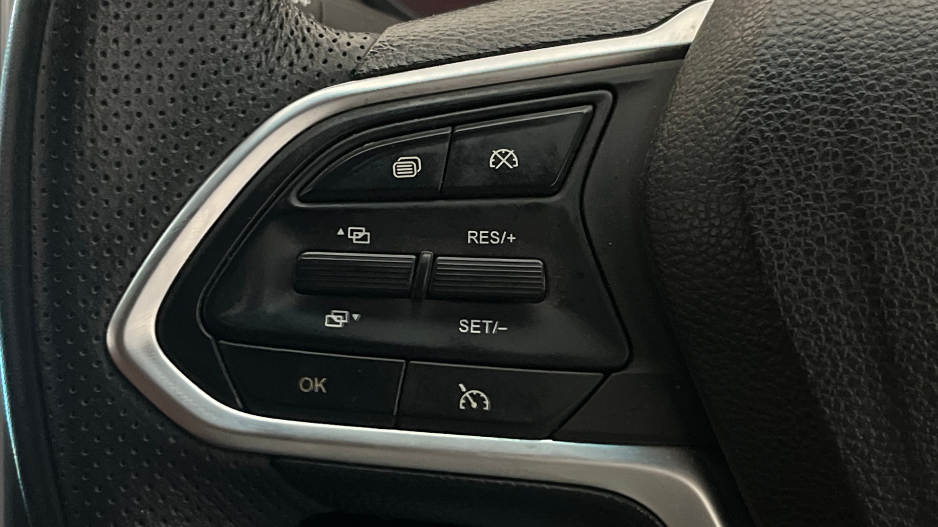 View 2024 MG Hector Plus Sharp Pro 6 Seater CVT Petrol Image 3 Used 2024 MG Hector Plus Sharp Pro 6 Seater CVT Petrol Image 3