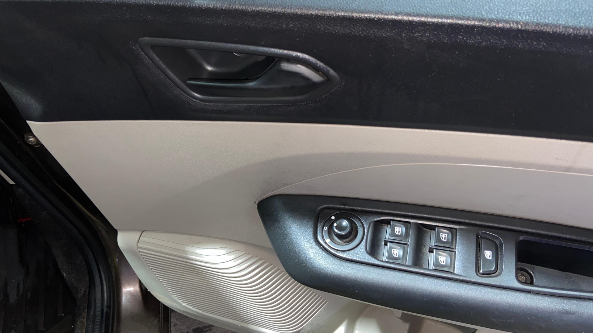 View 2022 Renault Triber RXE Image 34 Used 2022 Renault Triber RXE Image 34