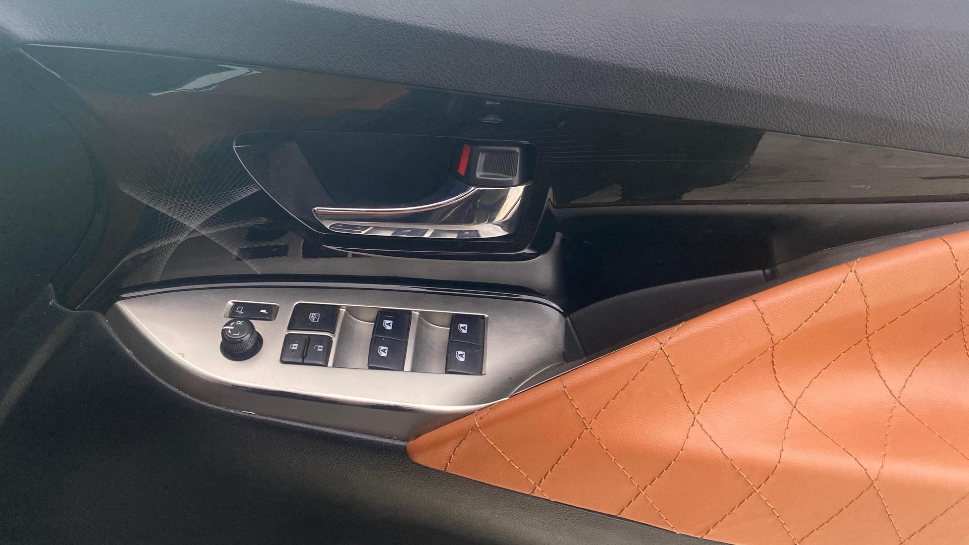 View 2018 Toyota Innova Crysta 2.8 ZX AT 7-Seater Image 34 Used 2018 Toyota Innova Crysta 2.8 ZX AT 7-Seater Image 34