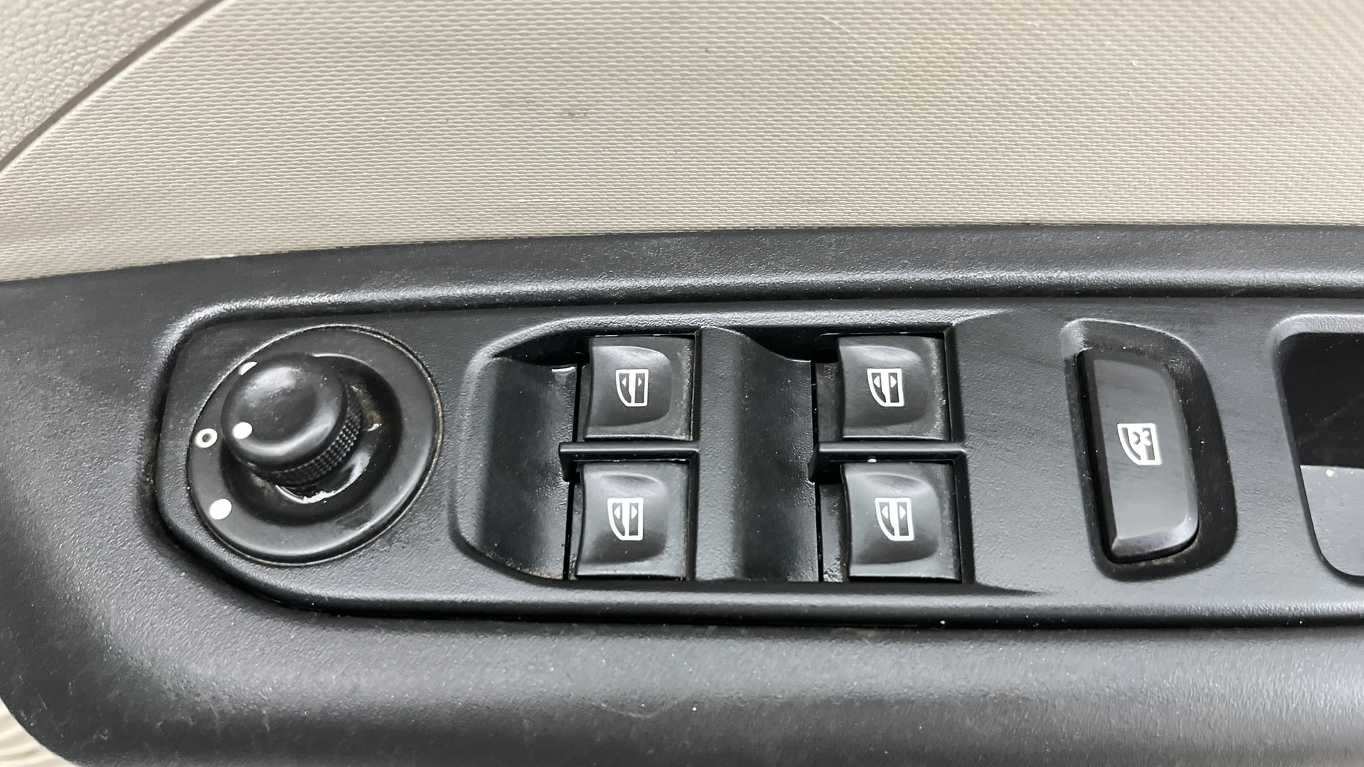 View 2020 Renault Triber RXT Image 34 Used 2020 Renault Triber RXT Image 34
