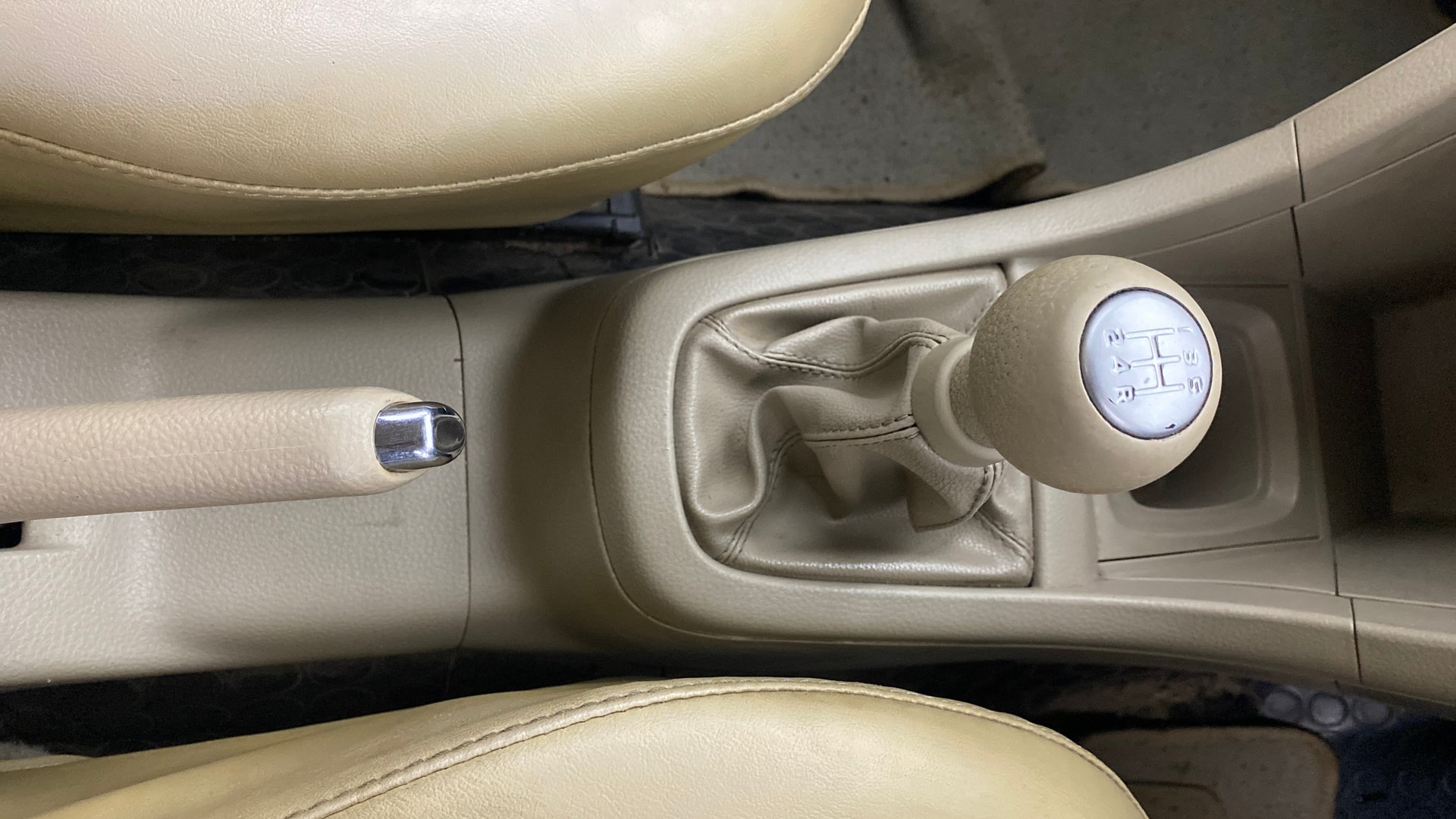 View 2015 Maruti Suzuki 1000 Base Variant Image 39 Used 2015 Maruti Suzuki 1000 Base Variant Image 39