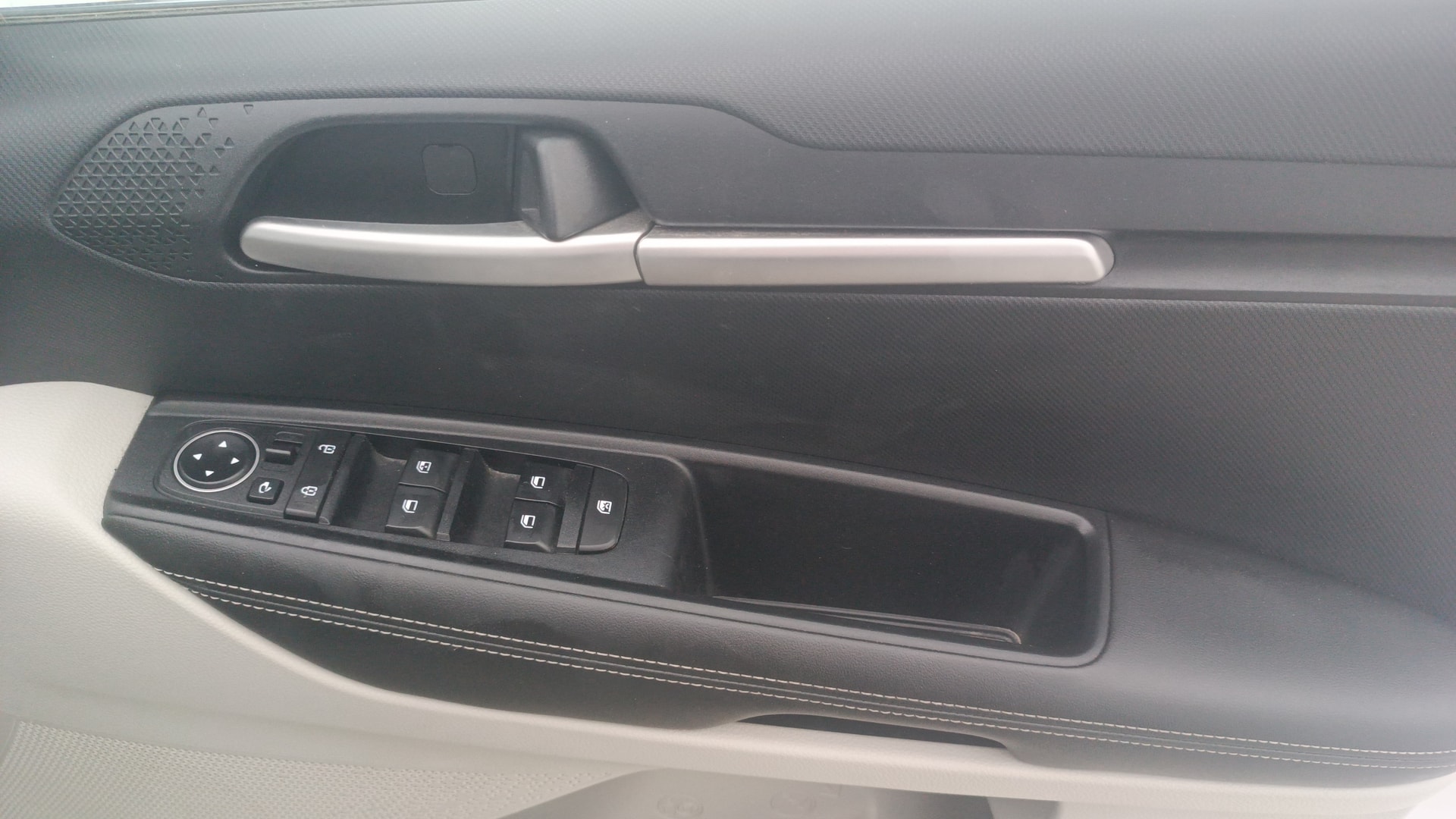 View 2023 Kia Sonet HTX DCT Petrol Image 39 Used 2023 Kia Sonet HTX DCT Petrol Image 39