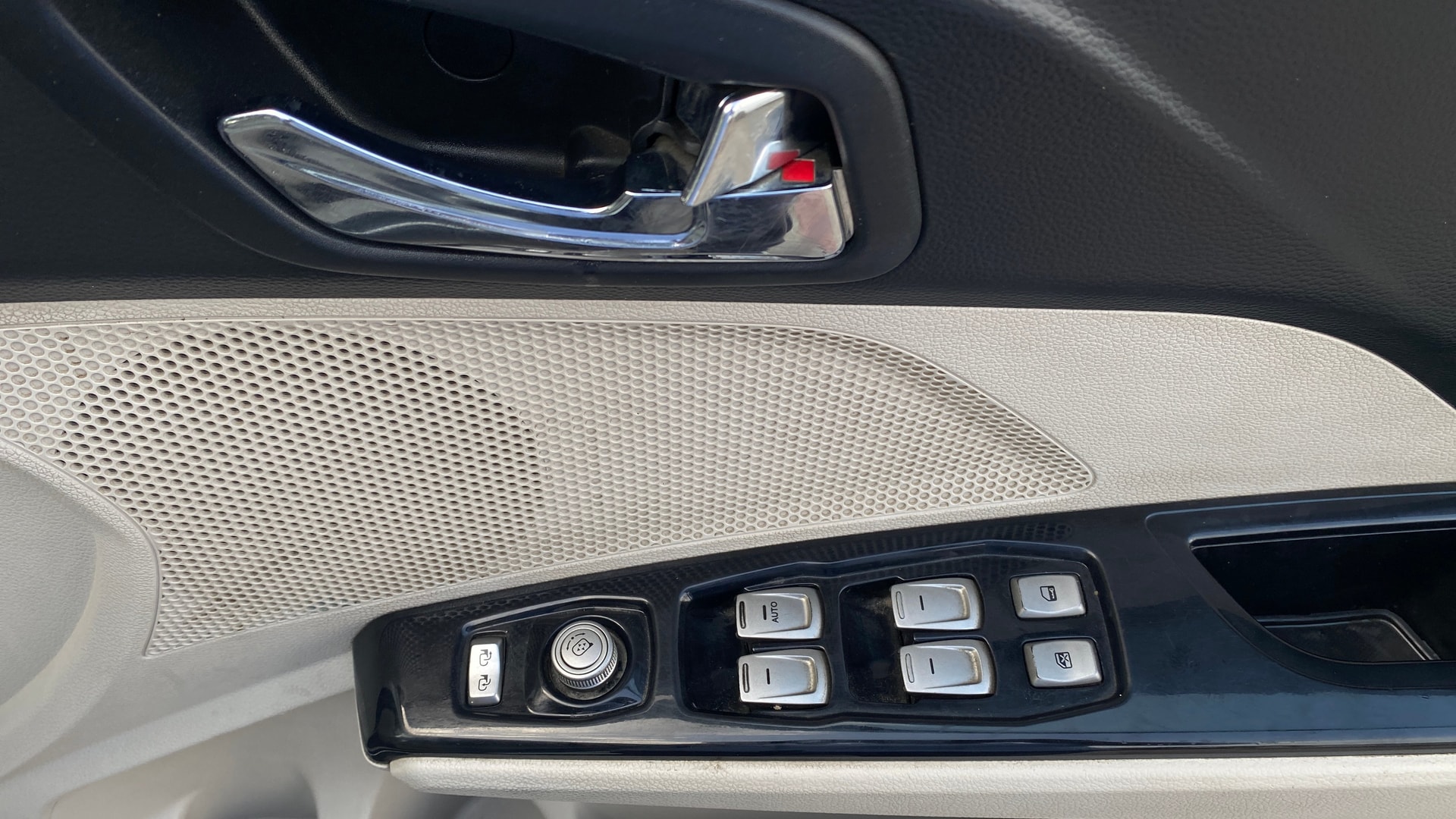 View 2019 Mahindra XUV300 W4 Petrol BS IV Image 35 Used 2019 Mahindra XUV300 W4 Petrol BS IV Image 35