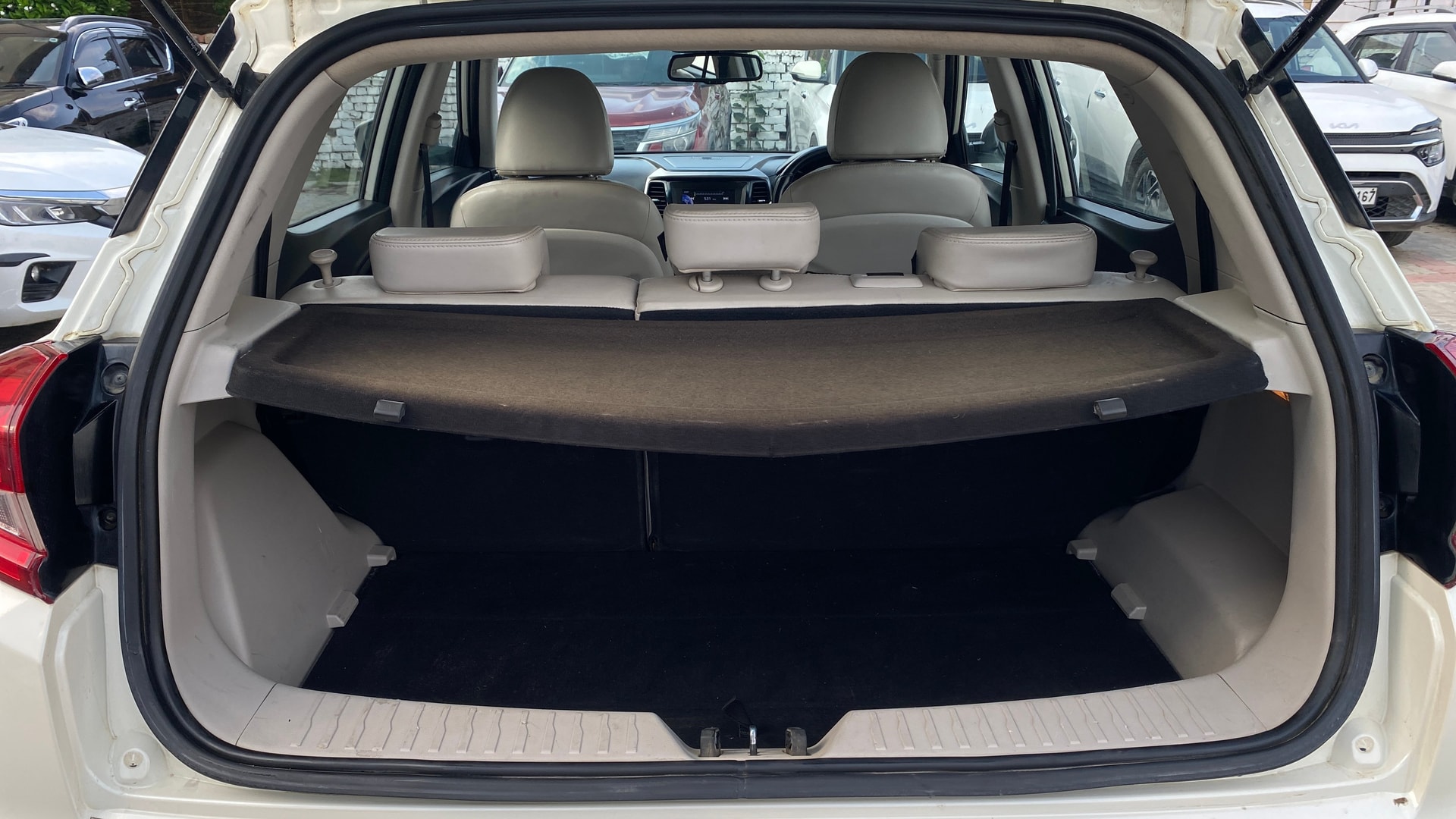 View 2019 Mahindra XUV300 W4 Petrol BS IV Image 11 Used 2019 Mahindra XUV300 W4 Petrol BS IV Image 11