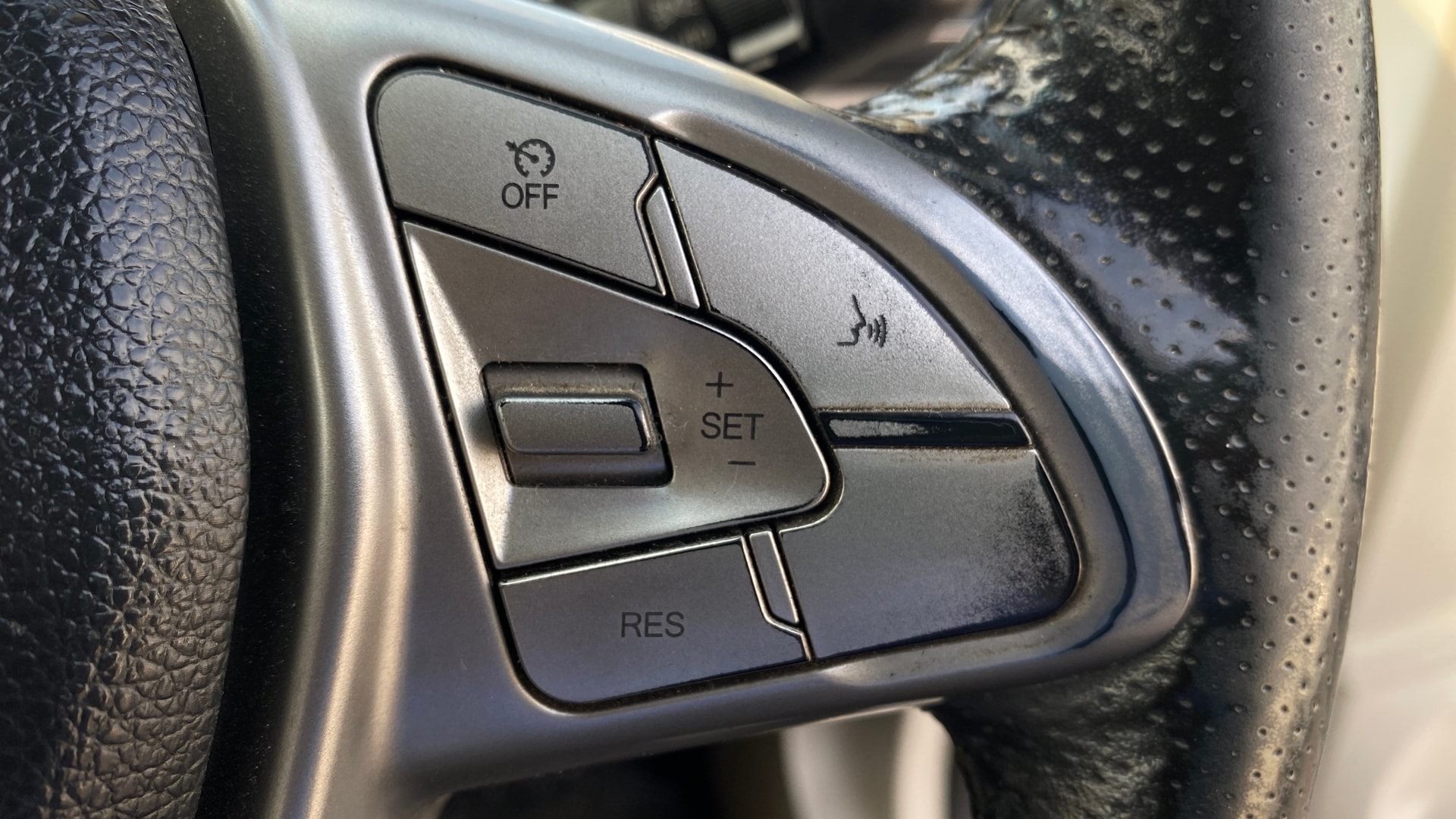 View 2019 Mahindra XUV300 W4 Petrol BS IV Image 3 Used 2019 Mahindra XUV300 W4 Petrol BS IV Image 3