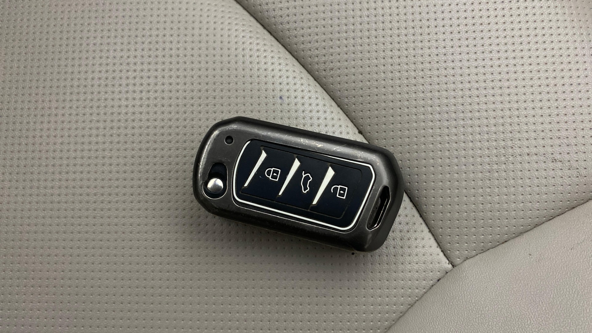 View 2022 Mahindra XUV300 W4 Petrol BS IV Image 19 Used 2022 Mahindra XUV300 W4 Petrol BS IV Image 19