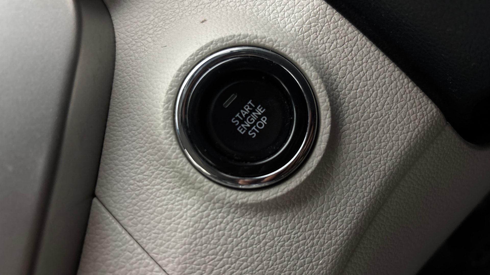 View 2022 Mahindra XUV300 W4 Petrol BS IV Image 34 Used 2022 Mahindra XUV300 W4 Petrol BS IV Image 34