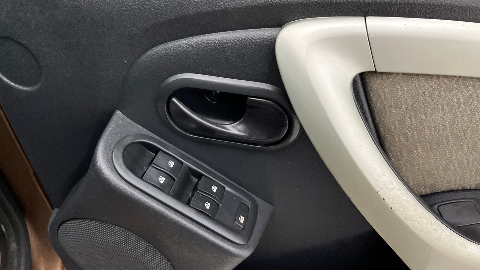 View 2014 Renault Duster Diesel 85PS STD Image 38 Used 2014 Renault Duster Diesel 85PS STD Image 38