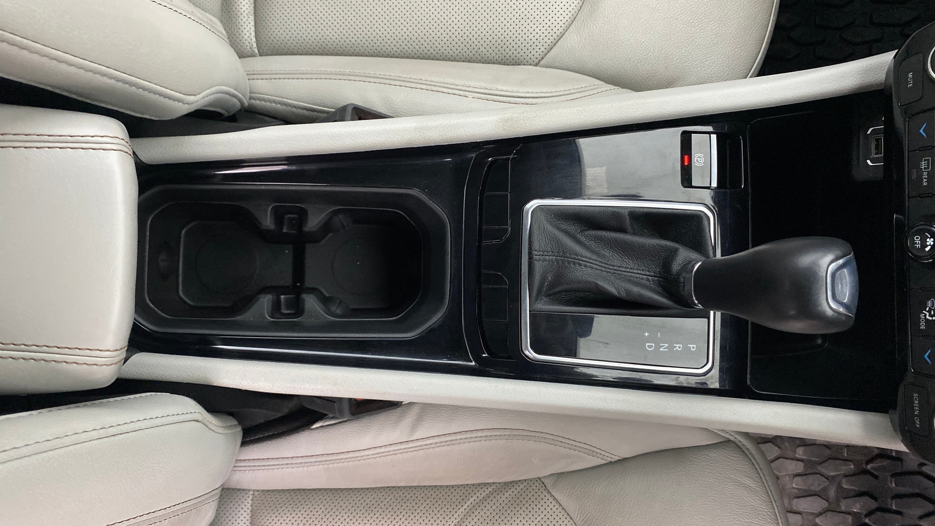 View 2022 Jeep Compass Limited (O)1.4 Multi AIR Petrol DDCT AT BS IV Image 41 Used 2022 Jeep Compass Limited (O)1.4 Multi AIR Petrol DDCT AT BS IV Image 41