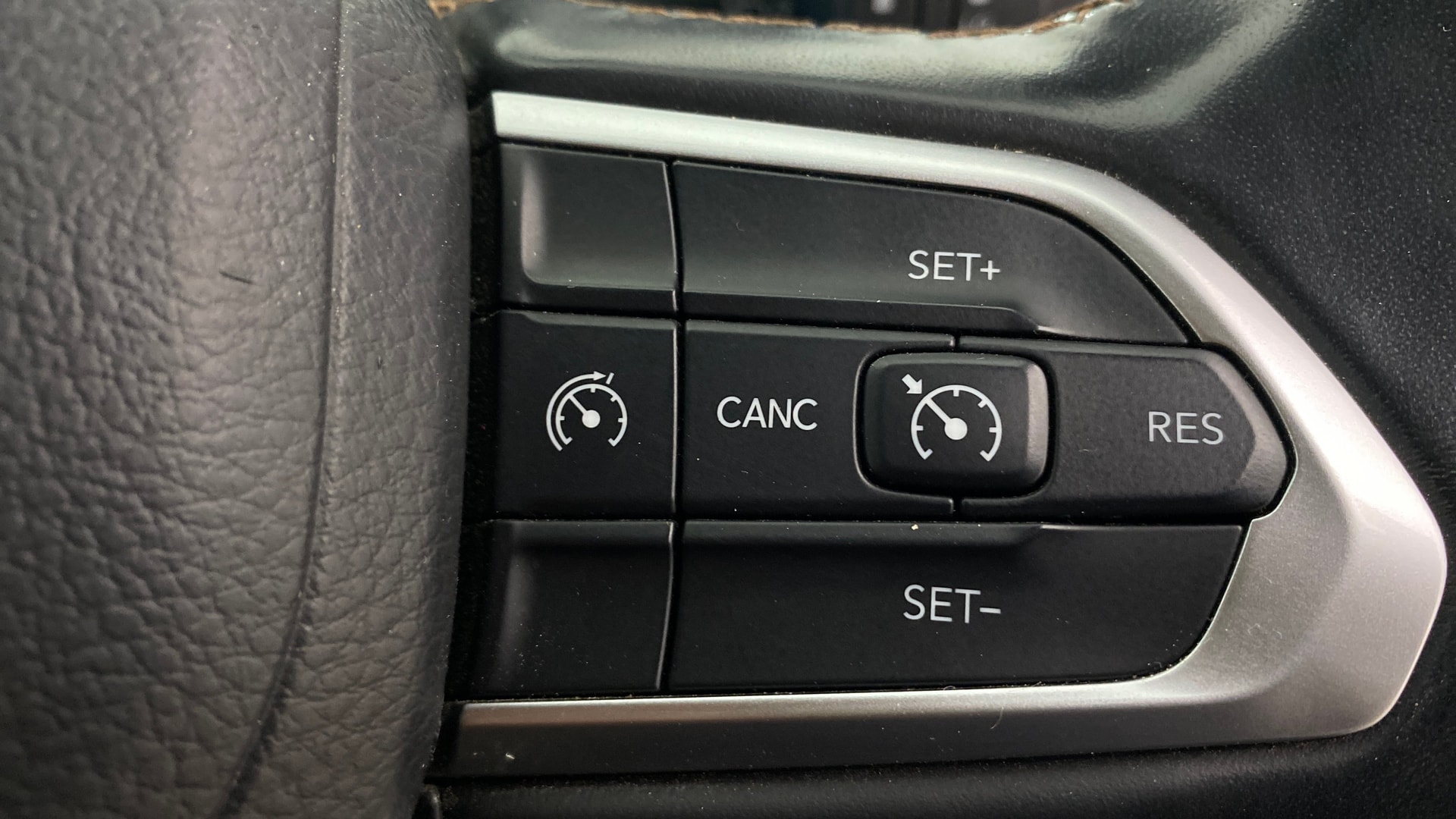 View 2022 Jeep Compass Limited (O)1.4 Multi AIR Petrol DDCT AT BS IV Image 3 Used 2022 Jeep Compass Limited (O)1.4 Multi AIR Petrol DDCT AT BS IV Image 3