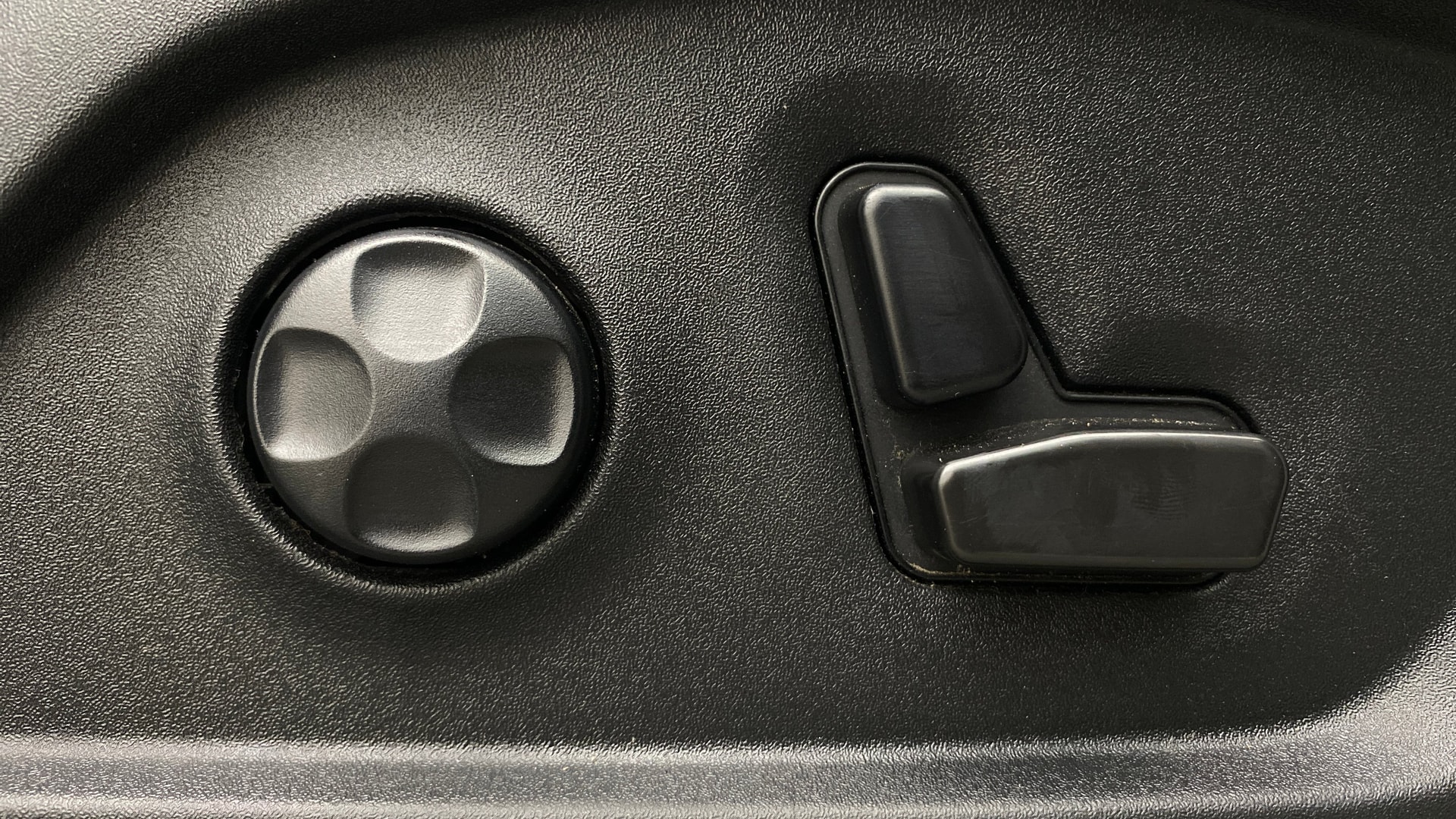 View 2022 Jeep Compass Limited (O)1.4 Multi AIR Petrol DDCT AT BS IV Image 19 Used 2022 Jeep Compass Limited (O)1.4 Multi AIR Petrol DDCT AT BS IV Image 19