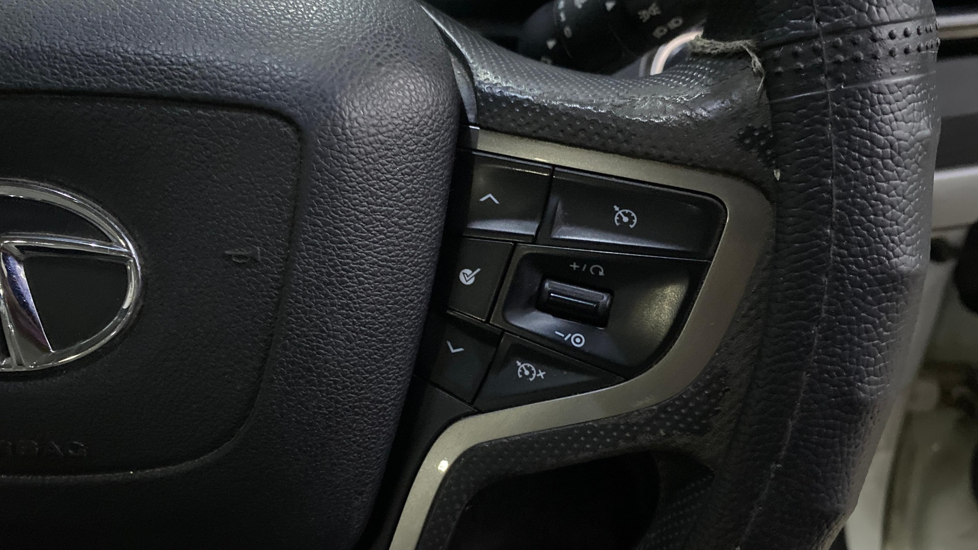 View 2021 Tata Safari XZA Plus 6S Image 3 Used 2021 Tata Safari XZA Plus 6S Image 3