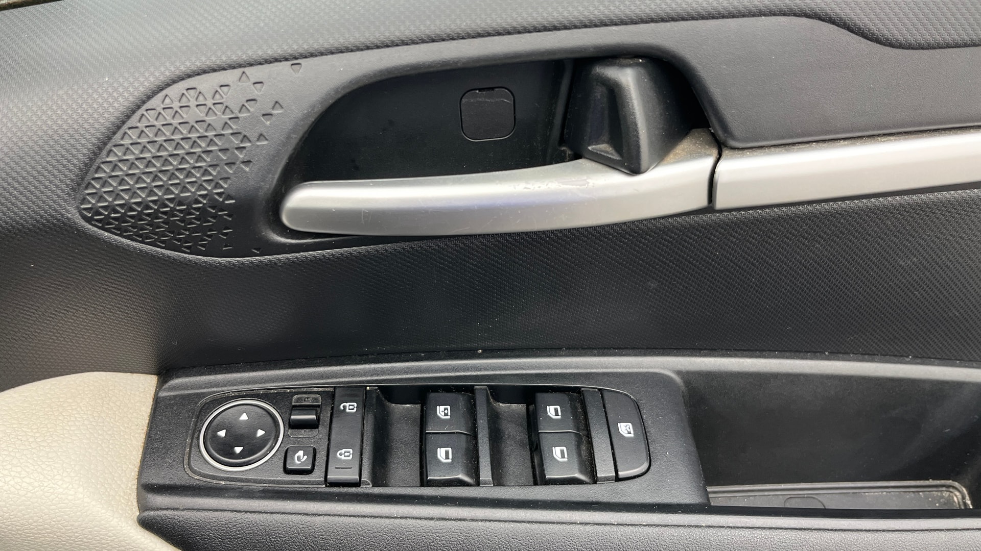 View 2022 Kia Sonet HTX Diesel Image 35 Used 2022 Kia Sonet HTX Diesel Image 35