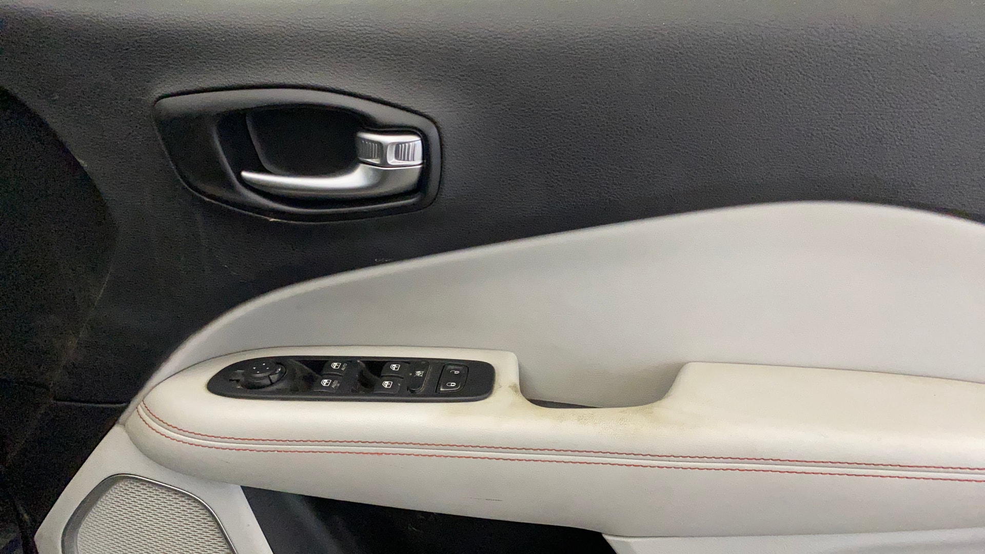 View 2017 Jeep Compass Limited (O)1.4 Multi AIR Petrol DDCT AT BS IV Image 33 Used 2017 Jeep Compass Limited (O)1.4 Multi AIR Petrol DDCT AT BS IV Image 33
