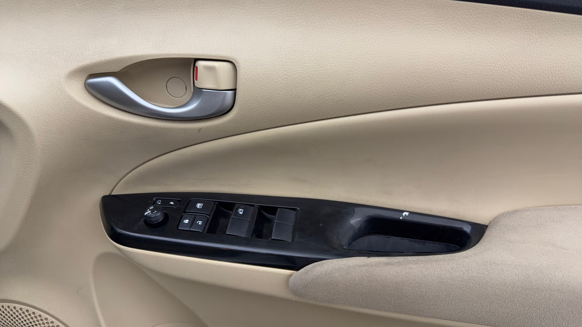 View 2018 Toyota Yaris V CVT Image 38 Used 2018 Toyota Yaris V CVT Image 38