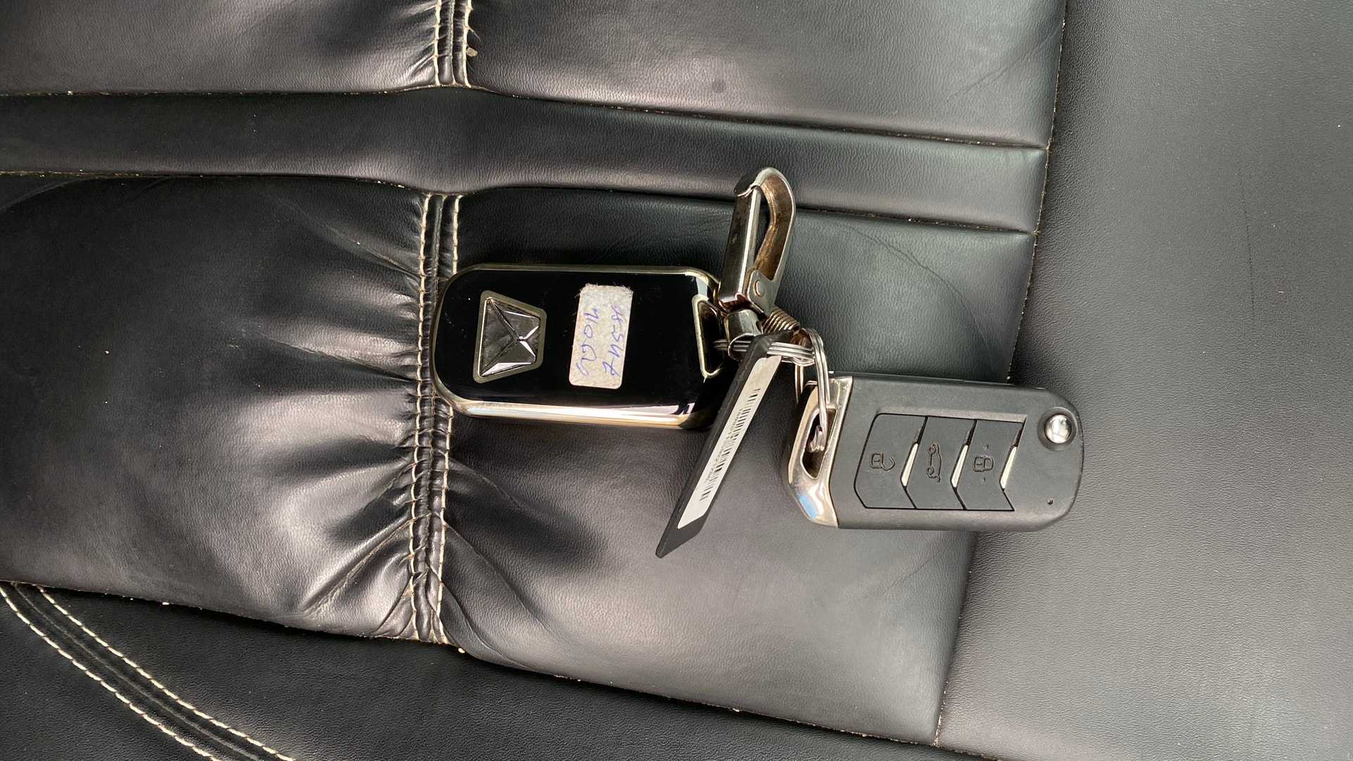 View 2022 Mahindra XUV700 MX Petrol 5 STR Image 28 Used 2022 Mahindra XUV700 MX Petrol 5 STR Image 28