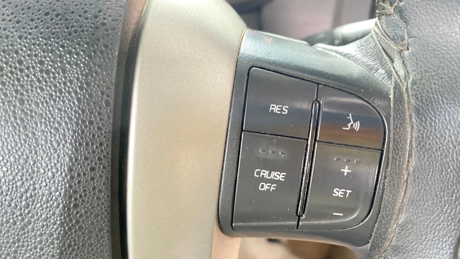 View 2018 Mahindra XUV500 W10 FWD Image 3 Used 2018 Mahindra XUV500 W10 FWD Image 3