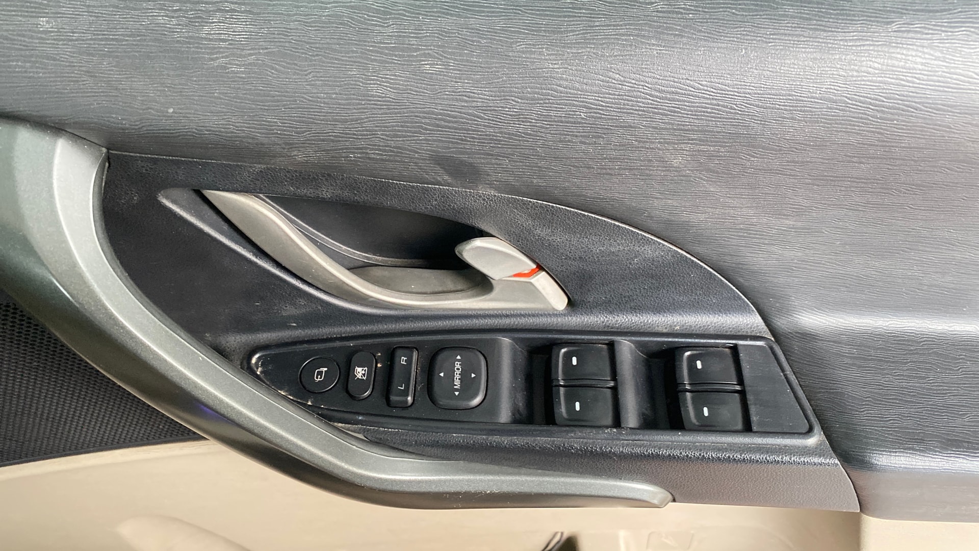 View 2018 Mahindra XUV500 W10 FWD Image 35 Used 2018 Mahindra XUV500 W10 FWD Image 35