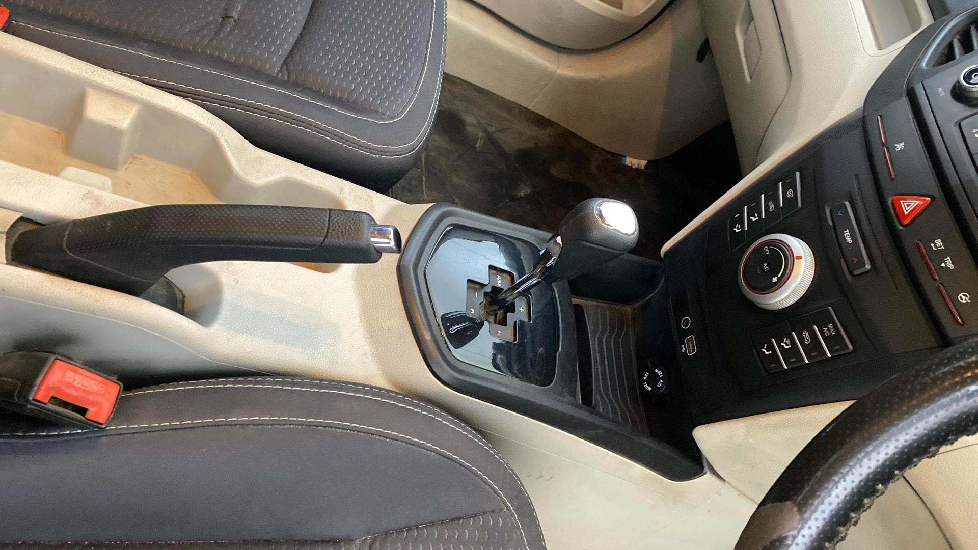 View 2022 Mahindra XUV300 W4 Petrol BS IV Image 37 Used 2022 Mahindra XUV300 W4 Petrol BS IV Image 37