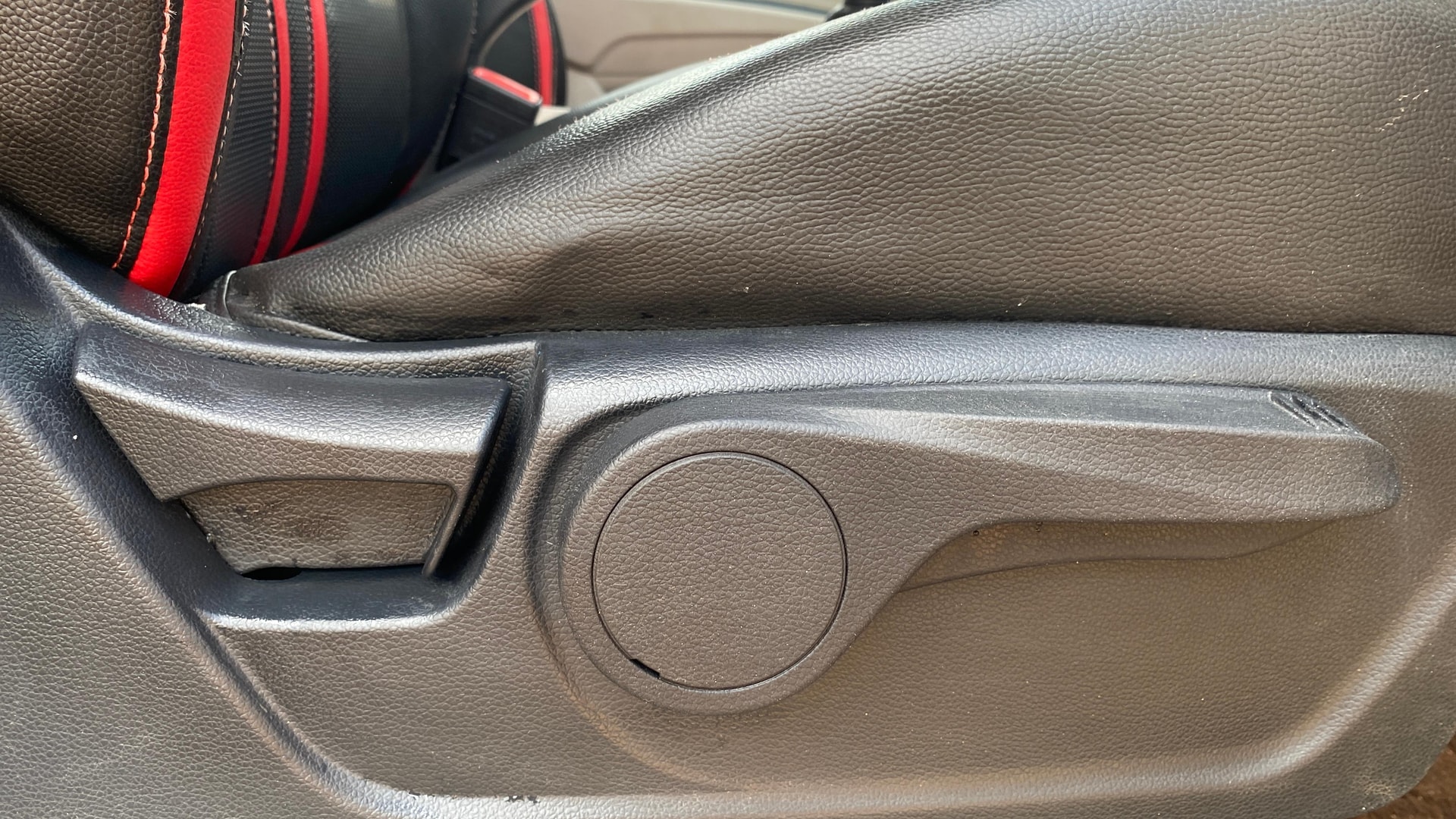 View 2019 Mahindra XUV300 W4 Petrol BS IV Image 19 Used 2019 Mahindra XUV300 W4 Petrol BS IV Image 19