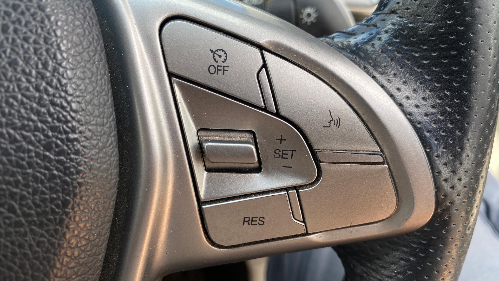 View 2019 Mahindra XUV300 W4 Petrol BS IV Image 3 Used 2019 Mahindra XUV300 W4 Petrol BS IV Image 3
