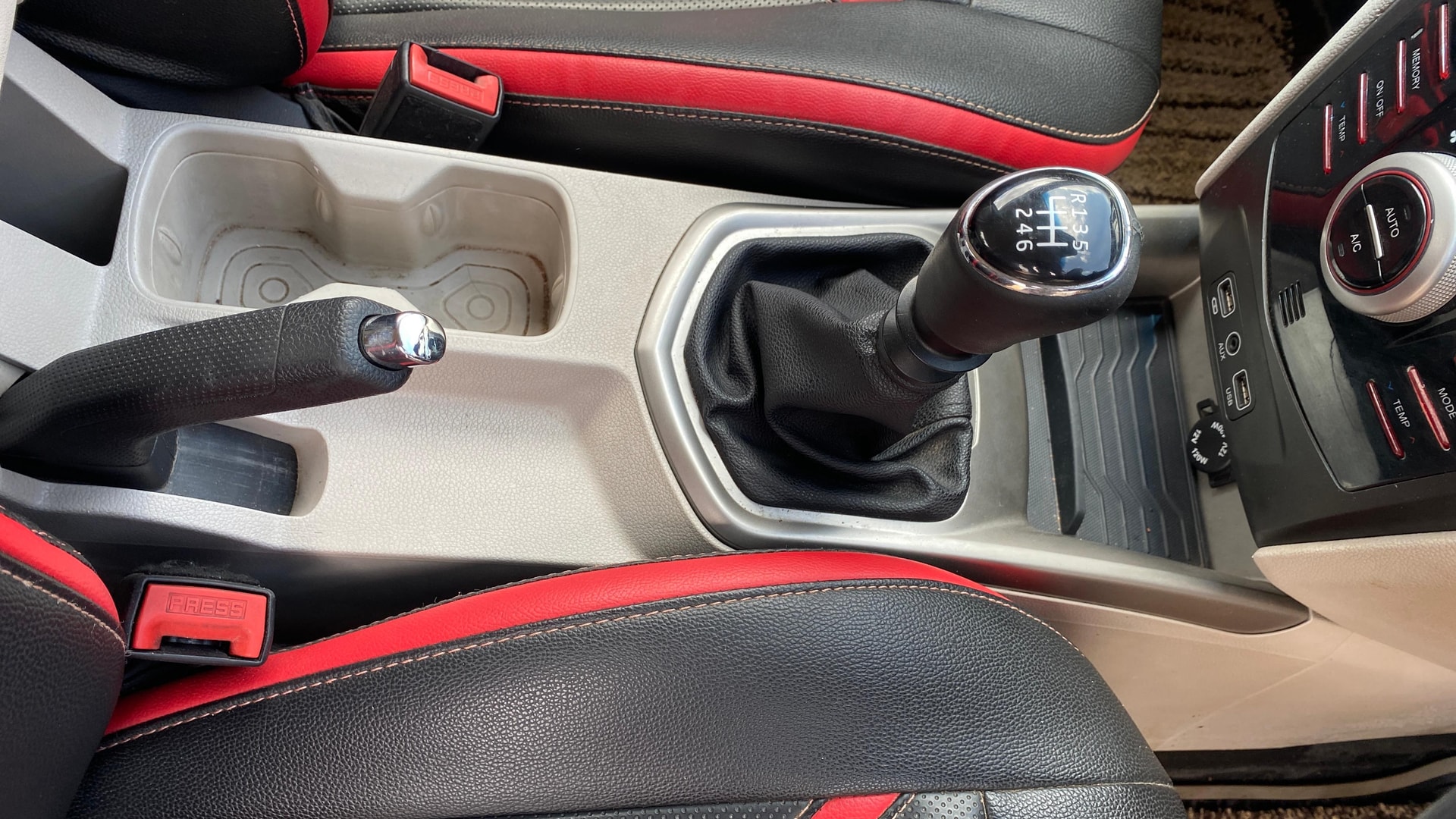 View 2019 Mahindra XUV300 W4 Petrol BS IV Image 40 Used 2019 Mahindra XUV300 W4 Petrol BS IV Image 40