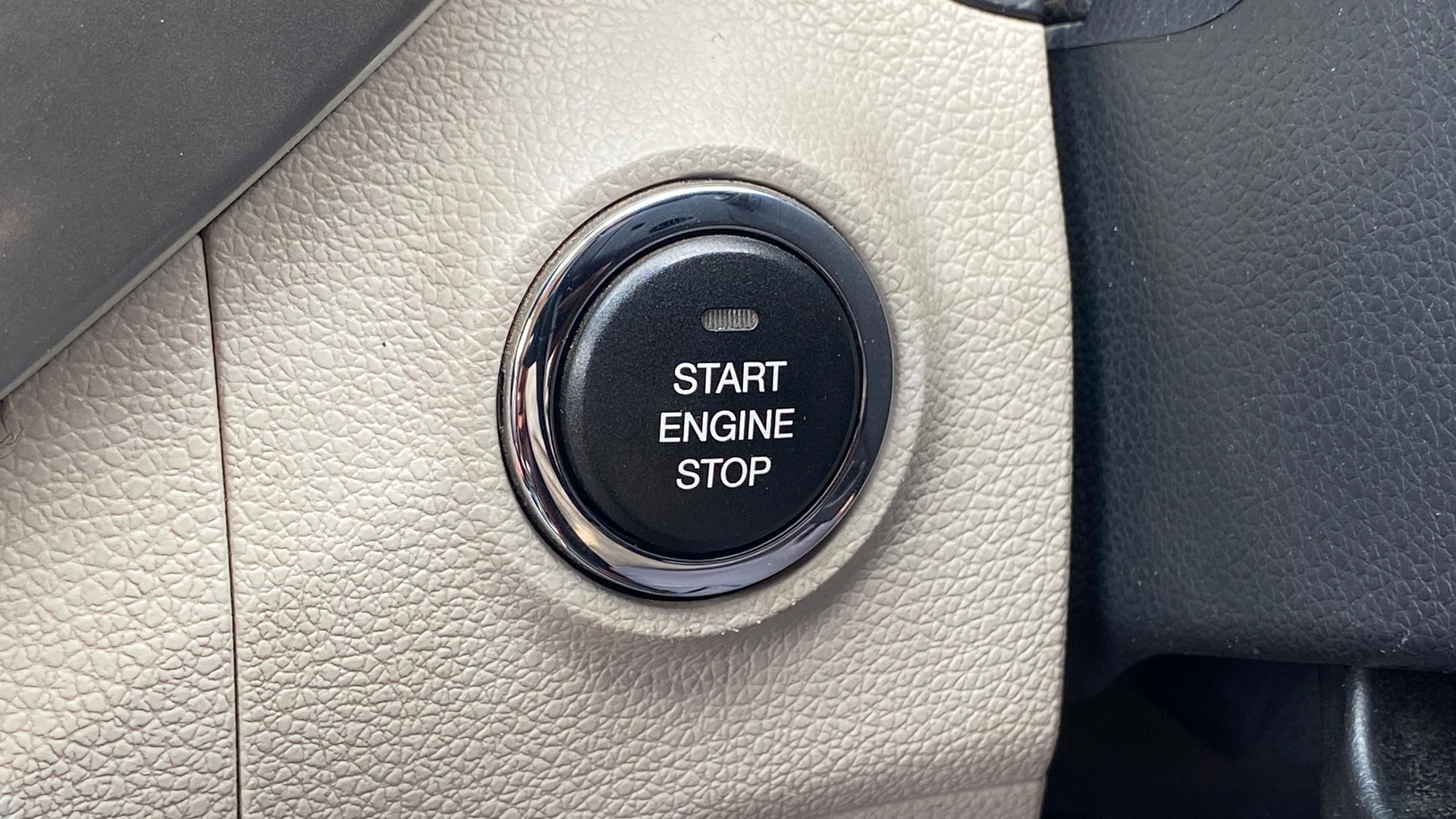 View 2019 Mahindra XUV300 W4 Petrol BS IV Image 35 Used 2019 Mahindra XUV300 W4 Petrol BS IV Image 35