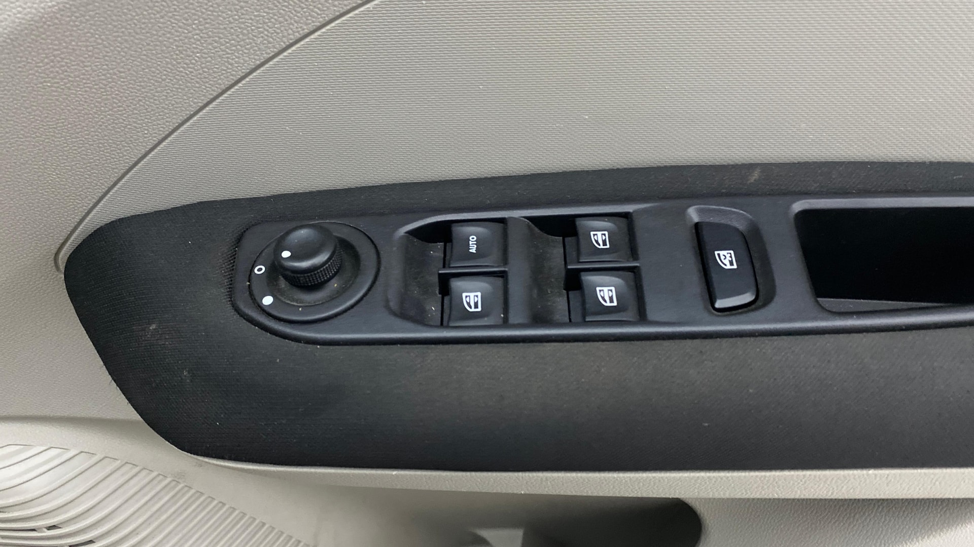 View 2021 Renault Triber RXZ AMT Dual Tone Image 34 Used 2021 Renault Triber RXZ AMT Dual Tone Image 34