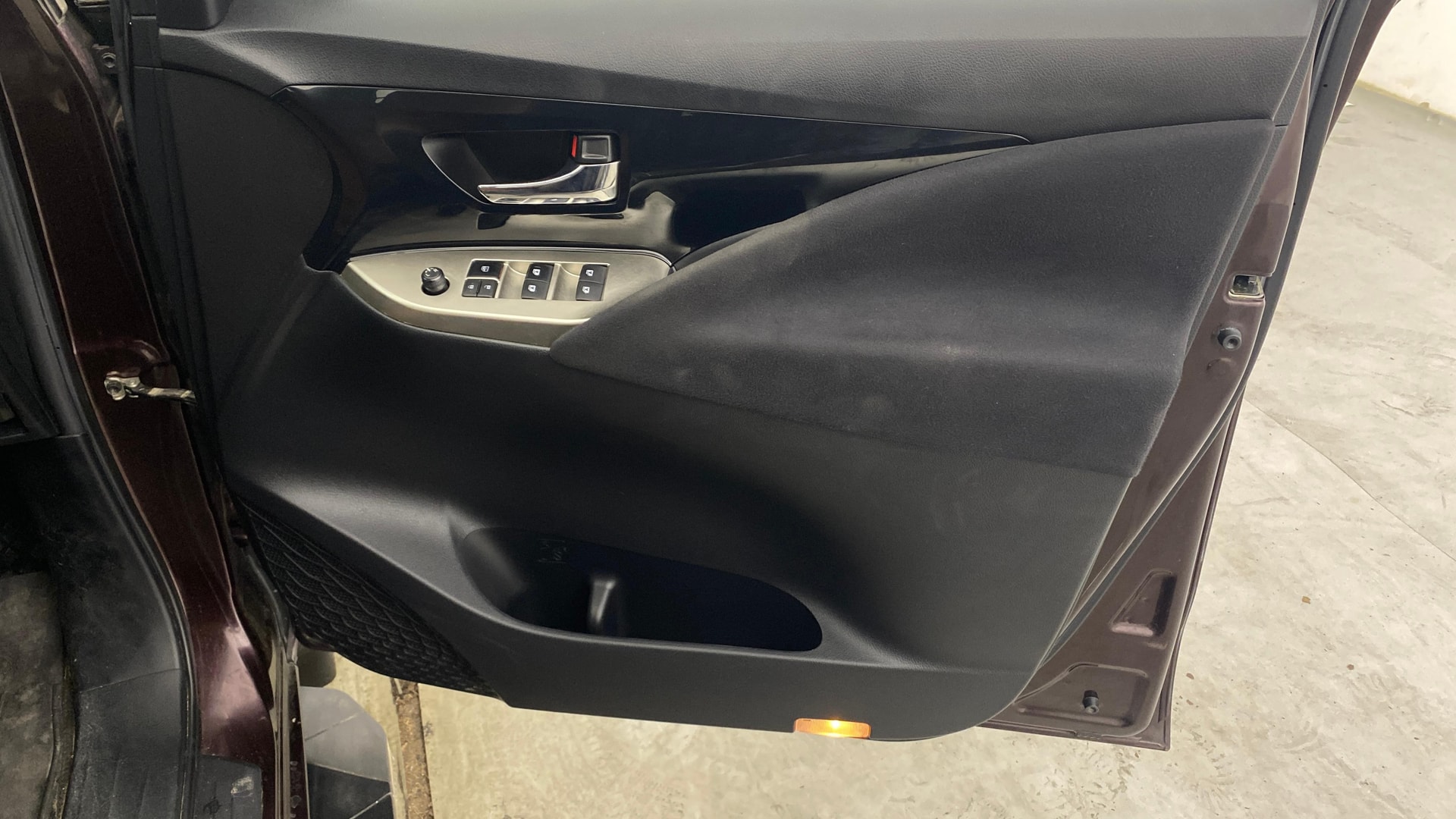 View 2017 Toyota Innova Crysta 2.4 VX MT 7-Seater BS IV Image 34 Used 2017 Toyota Innova Crysta 2.4 VX MT 7-Seater BS IV Image 34