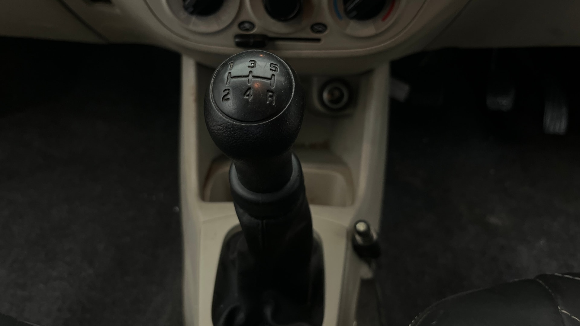 View 2021 Maruti Suzuki 1000 Base Variant Image 38 Used 2021 Maruti Suzuki 1000 Base Variant Image 38