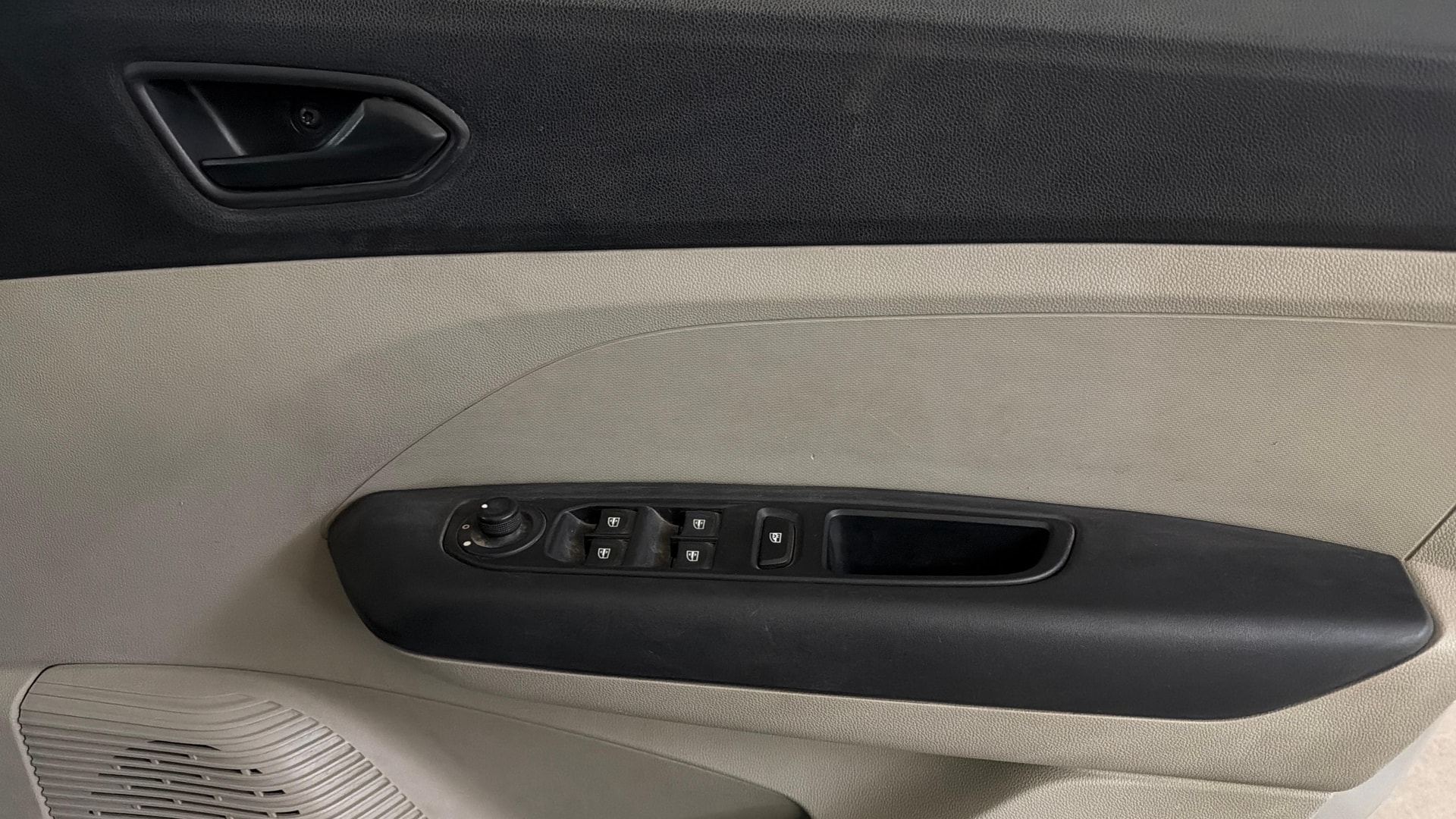 View 2019 Renault Triber RXT Image 37 Used 2019 Renault Triber RXT Image 37