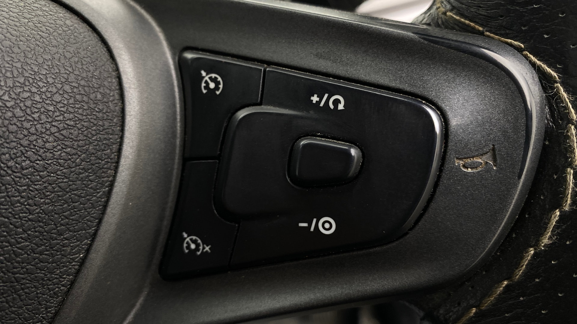 View 2024 Tata Altroz XZ Petrol Image 3 Used 2024 Tata Altroz XZ Petrol Image 3