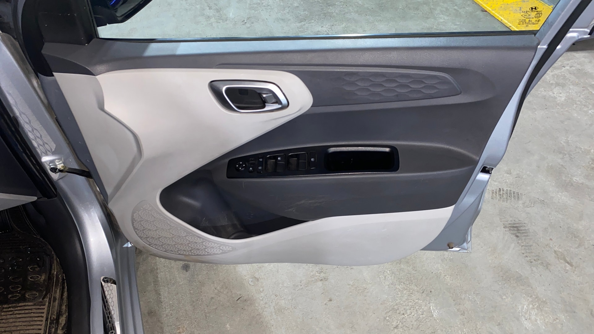 View 2022 Hyundai Grand i10 Nios Sportz Petrol AMT Image 33 Used 2022 Hyundai Grand i10 Nios Sportz Petrol AMT Image 33