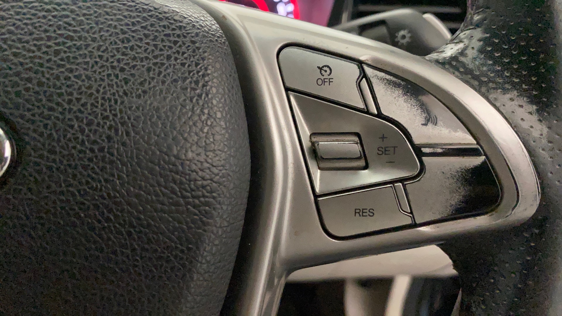 View 2019 Mahindra XUV300 W4 Petrol BS IV Image 3 Used 2019 Mahindra XUV300 W4 Petrol BS IV Image 3