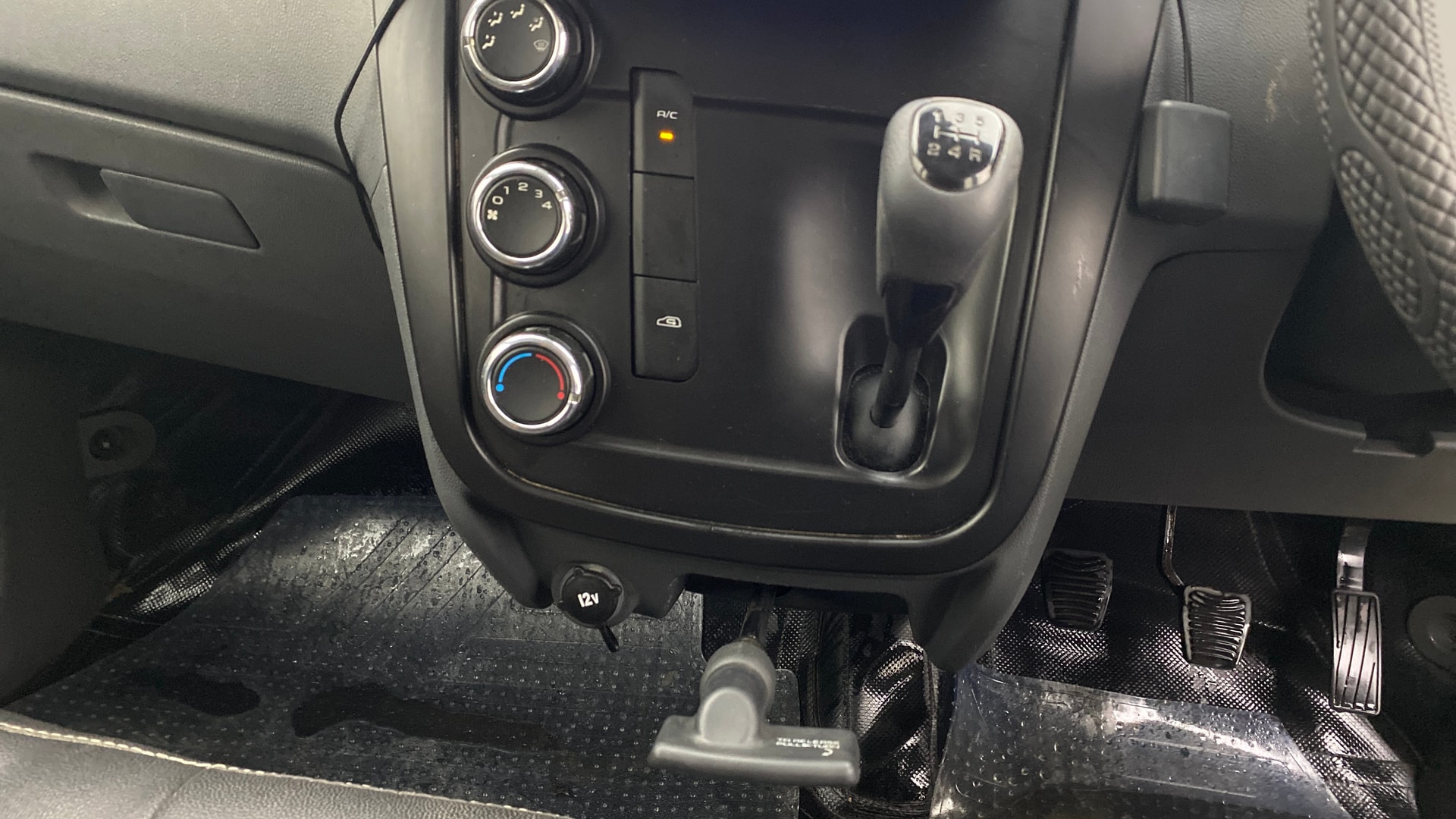 View 2018 Mahindra KUV100 K2 Petrol BS IV Image 38 Used 2018 Mahindra KUV100 K2 Petrol BS IV Image 38